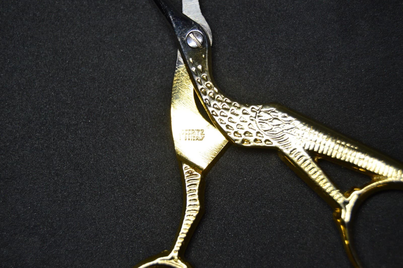 Vintage Hoffritz Italy gold tone 3-1/2" Stork Crane embroidery/sewing scissors 5