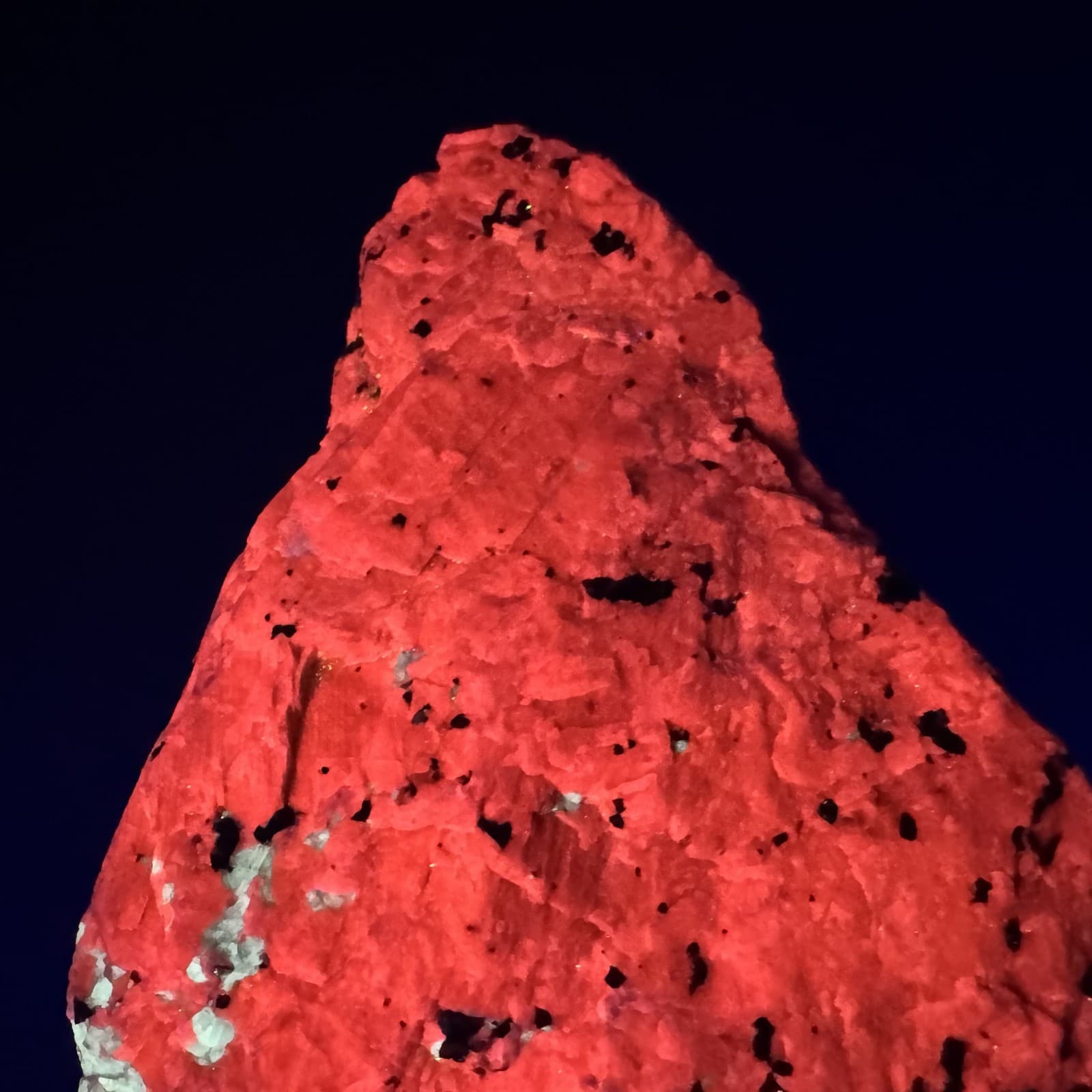 Large Rich Fluorescent Baryte in Calcite: Sterling mine, Ogdensburg, New Jersey 5