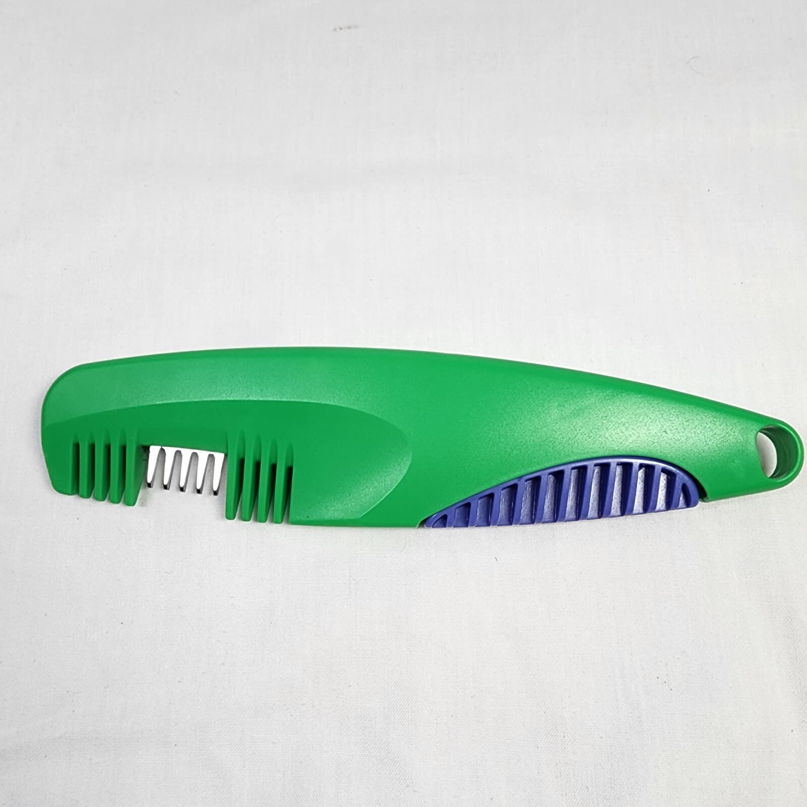 Grooma ManeMaster Horse Comb by White Horse Trading Co.  Green Comb Blue Trigger 4