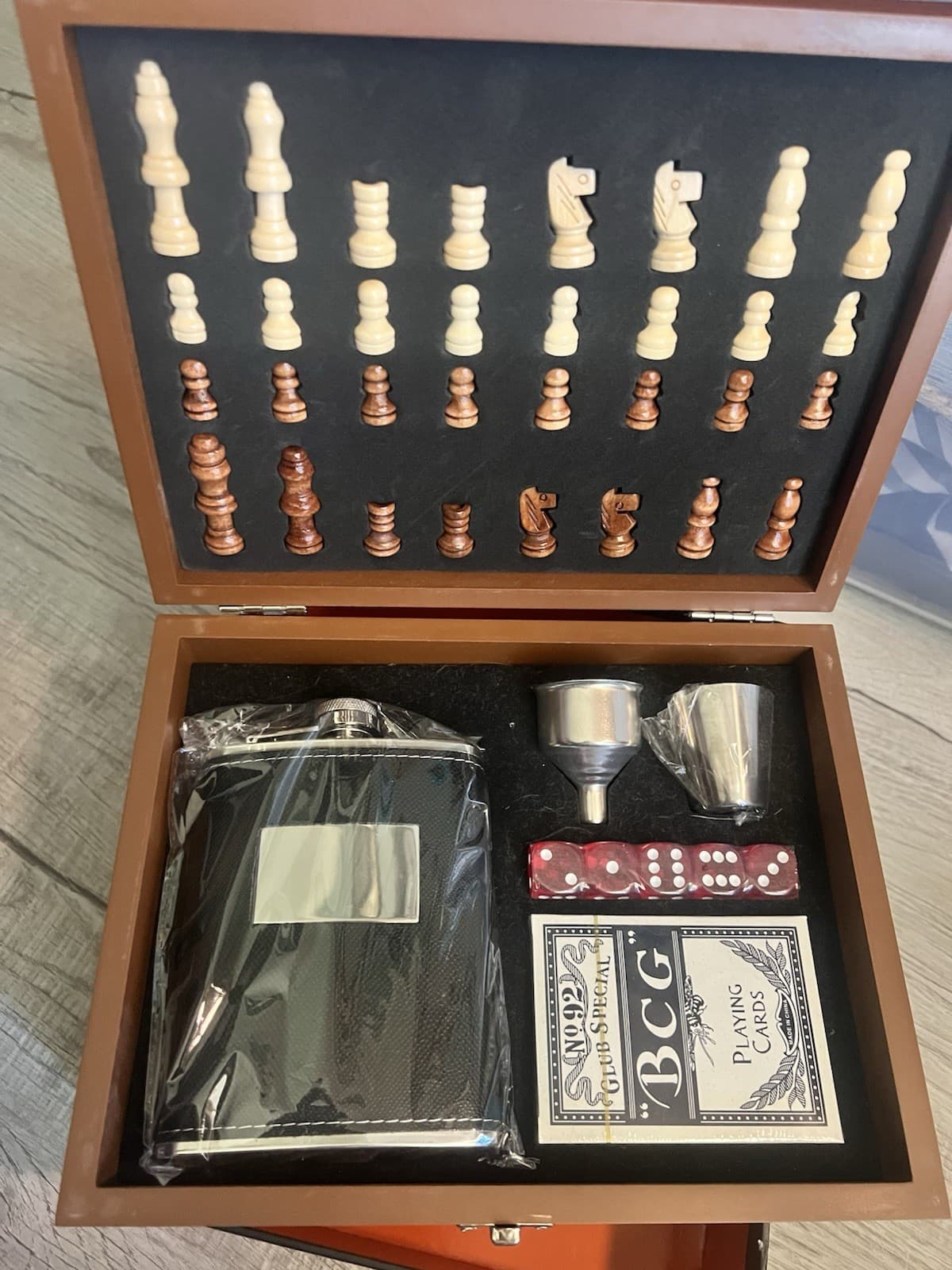 Mad Man Travel Game Set Chess, Cards, Dice , Flask New, Never Used
