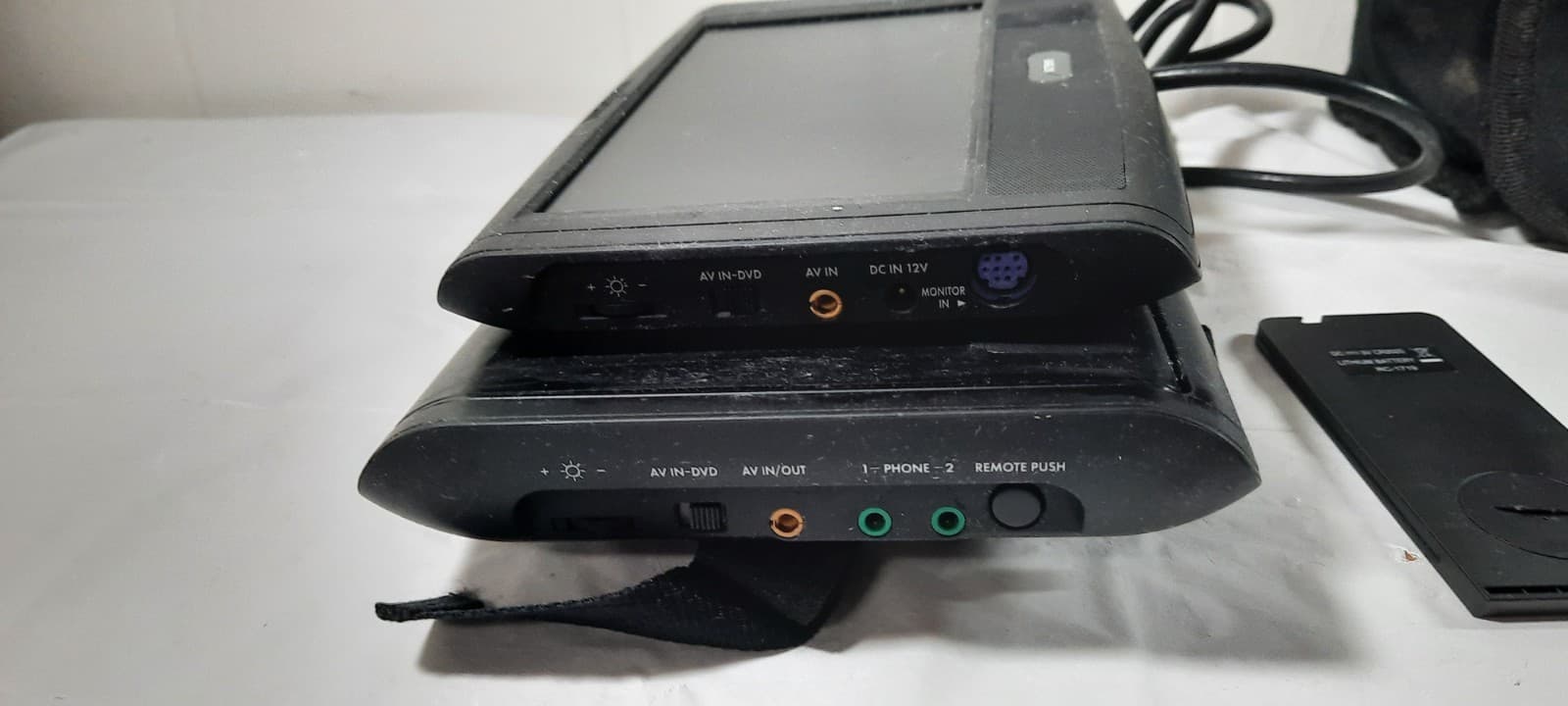 Insignia Dual-Screen 7” Vehicle DVD Player NS-MVD7S 1 power cord,  & Case 6