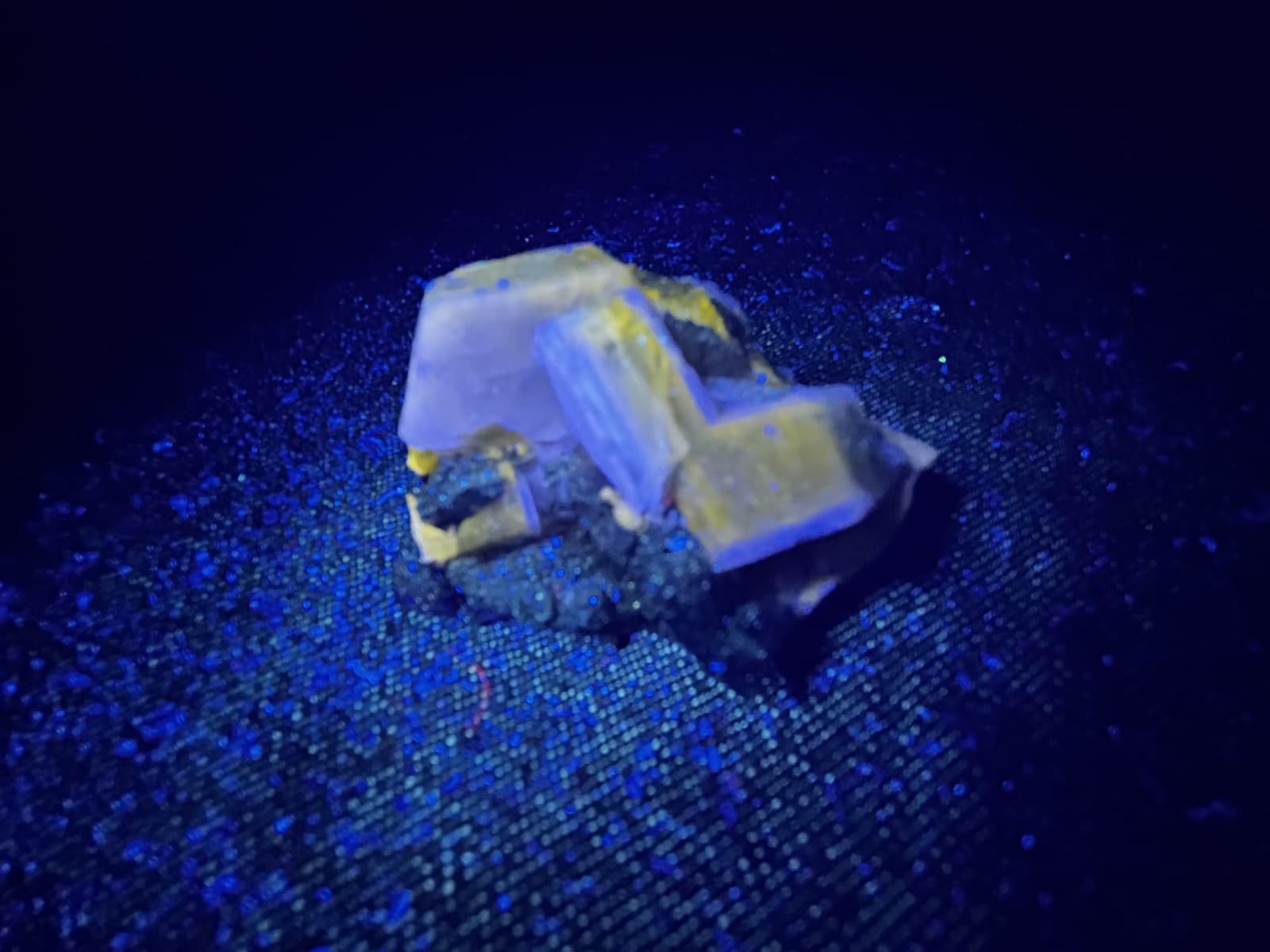 KB: BRIGHT!! SW & LW FL. VIOLET & YELLOW/ORAANGE FLUORAPATITE XLS. FROM PORTUGAL