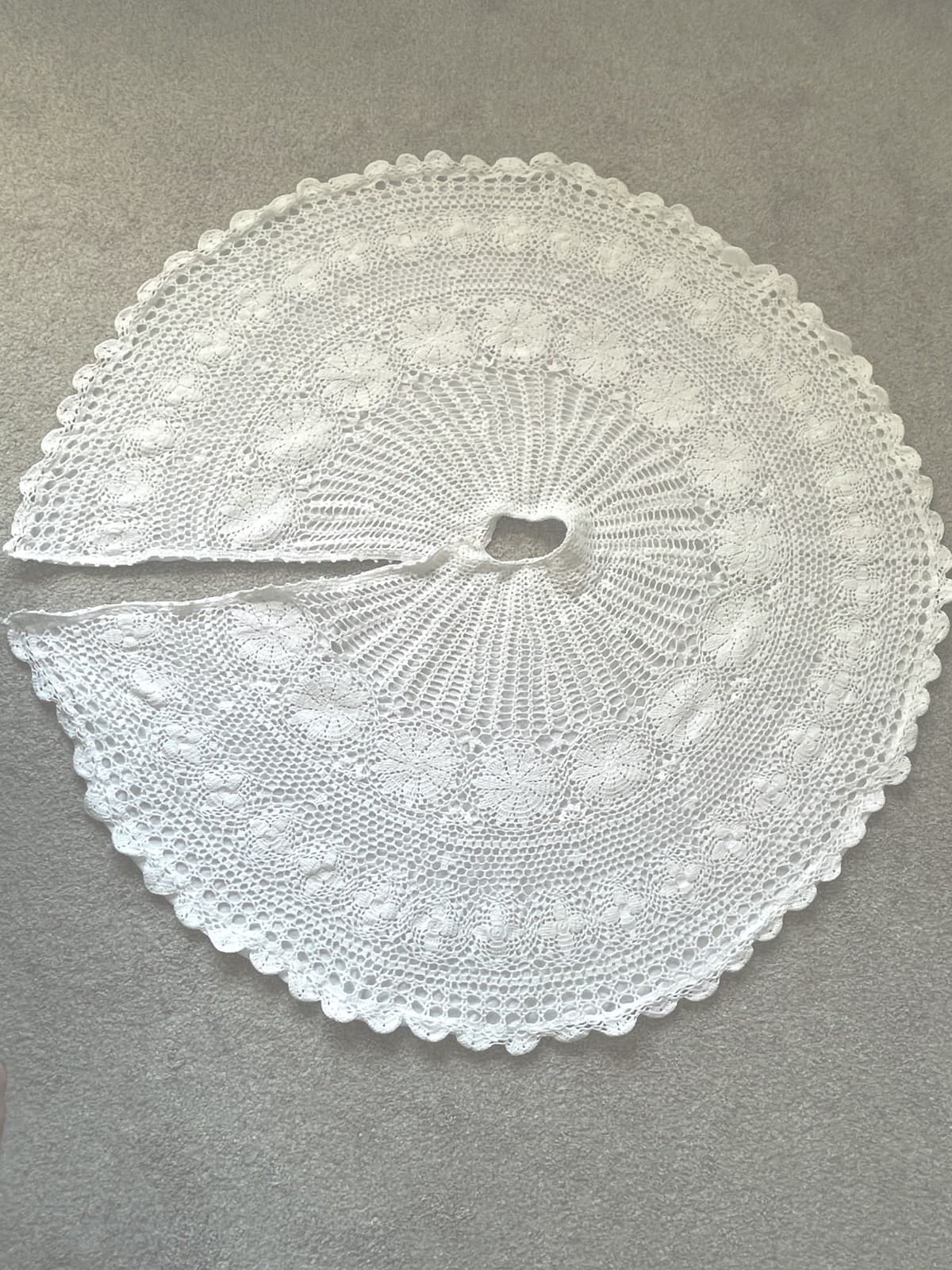Vintage bright white cotton Crocheted Christmas Tree Skirt fully Lined 48" Round