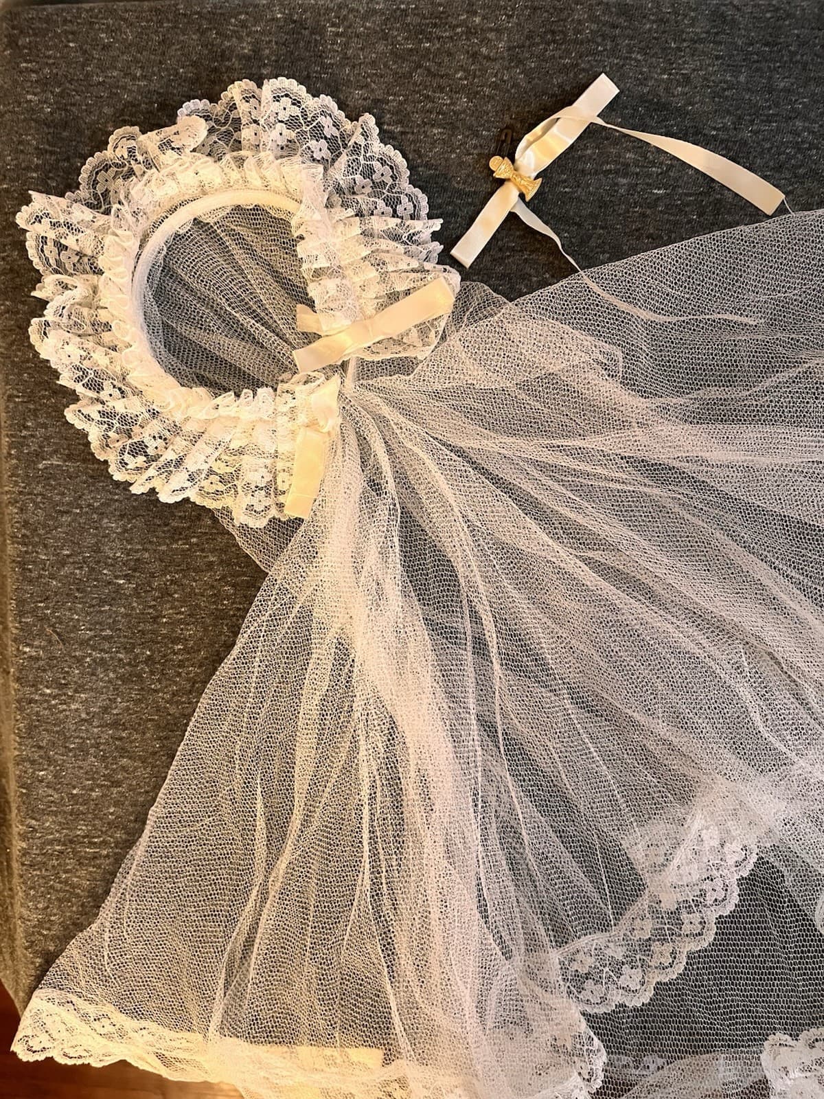 VTG Girls First Communion Veil / Headpiece Lace Tulle & Monogram Pin 3