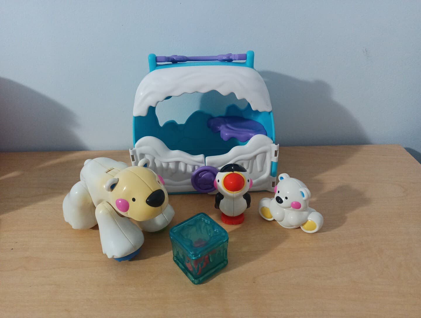 Fisher Price Amazing Animals Arctic  Friends Mother & Baby Polar Bears w Penguin