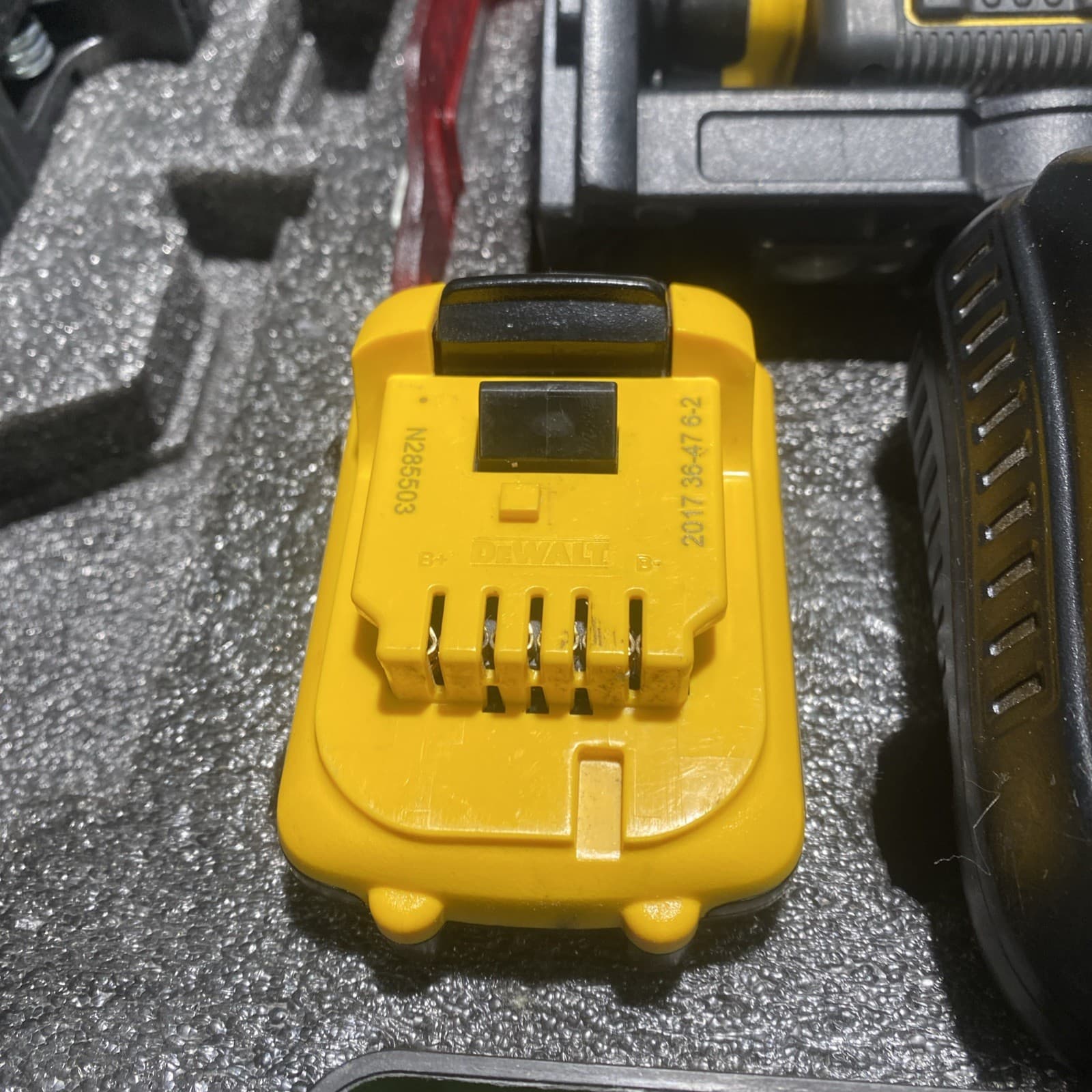 DeWALT DW0822LG 12V 2-Spot Cross Line Green Laser DCB107 Charger DCB127 Battery 3