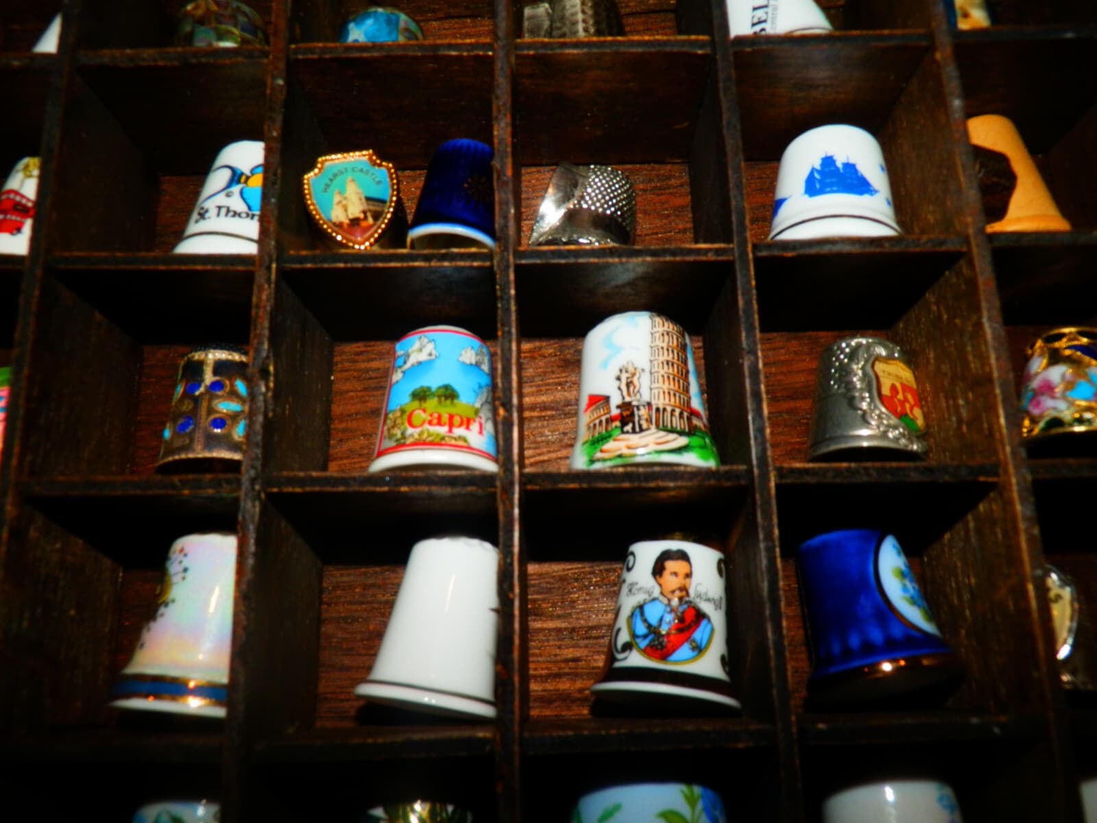 Vintage Lot of 101 Collector Souvenir Sewing Thimbles w/ Sliding Display Case 6