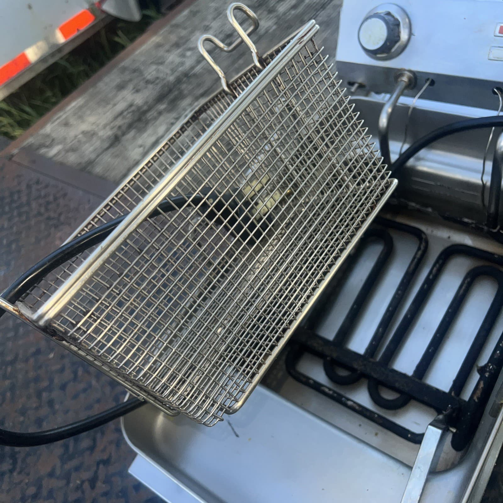 Wells 5E-F15CY 15 lb. Electric Countertop Fryer - 208-240V, 4319/5750W BB 6