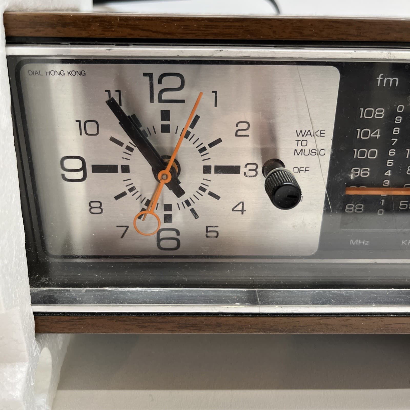 General Electric AM FM Clock Radio Model 7-4550D Walnut Wood Finish Working 6