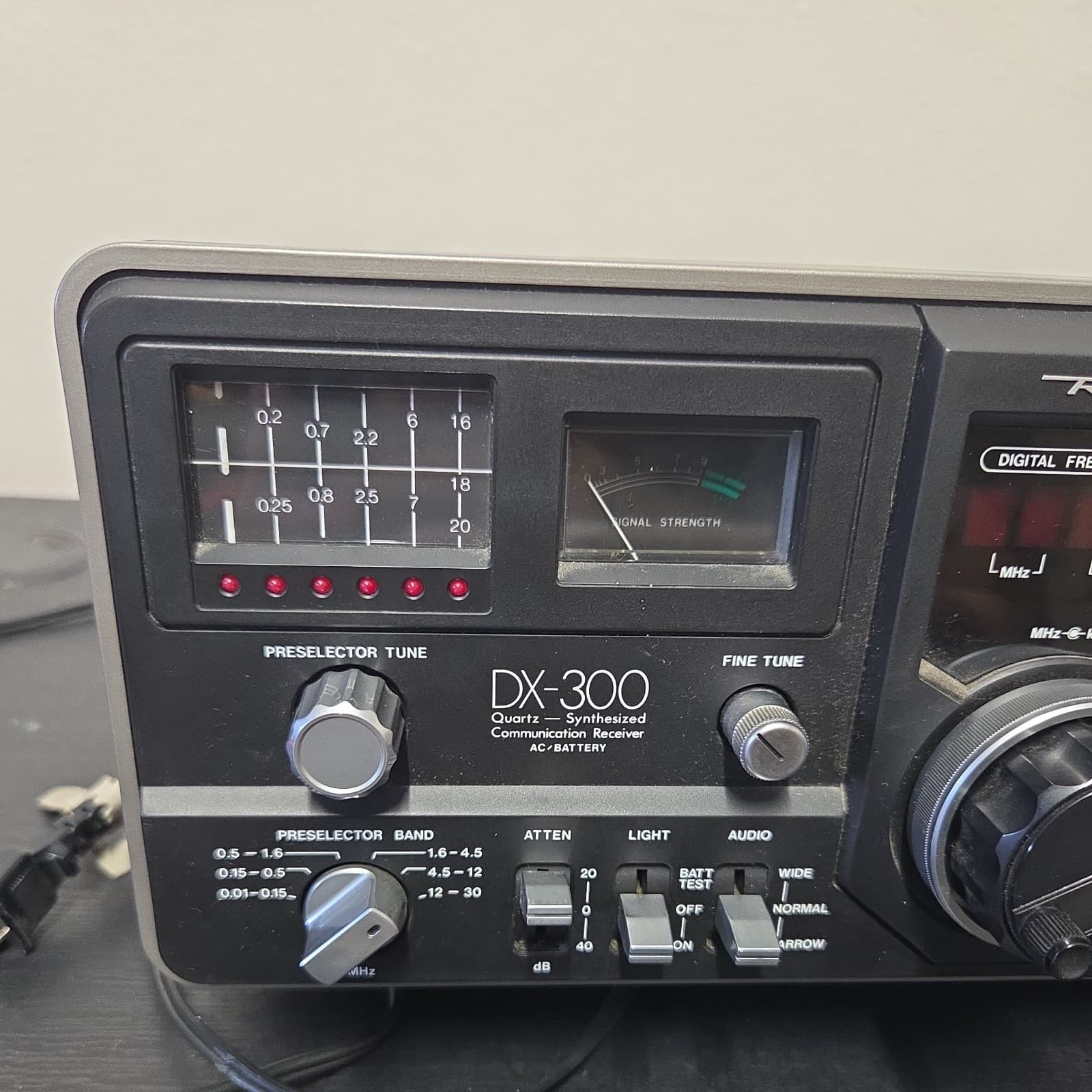 Realistic DX-300 Quartz Synthesized Communication Base Station Receiver 4