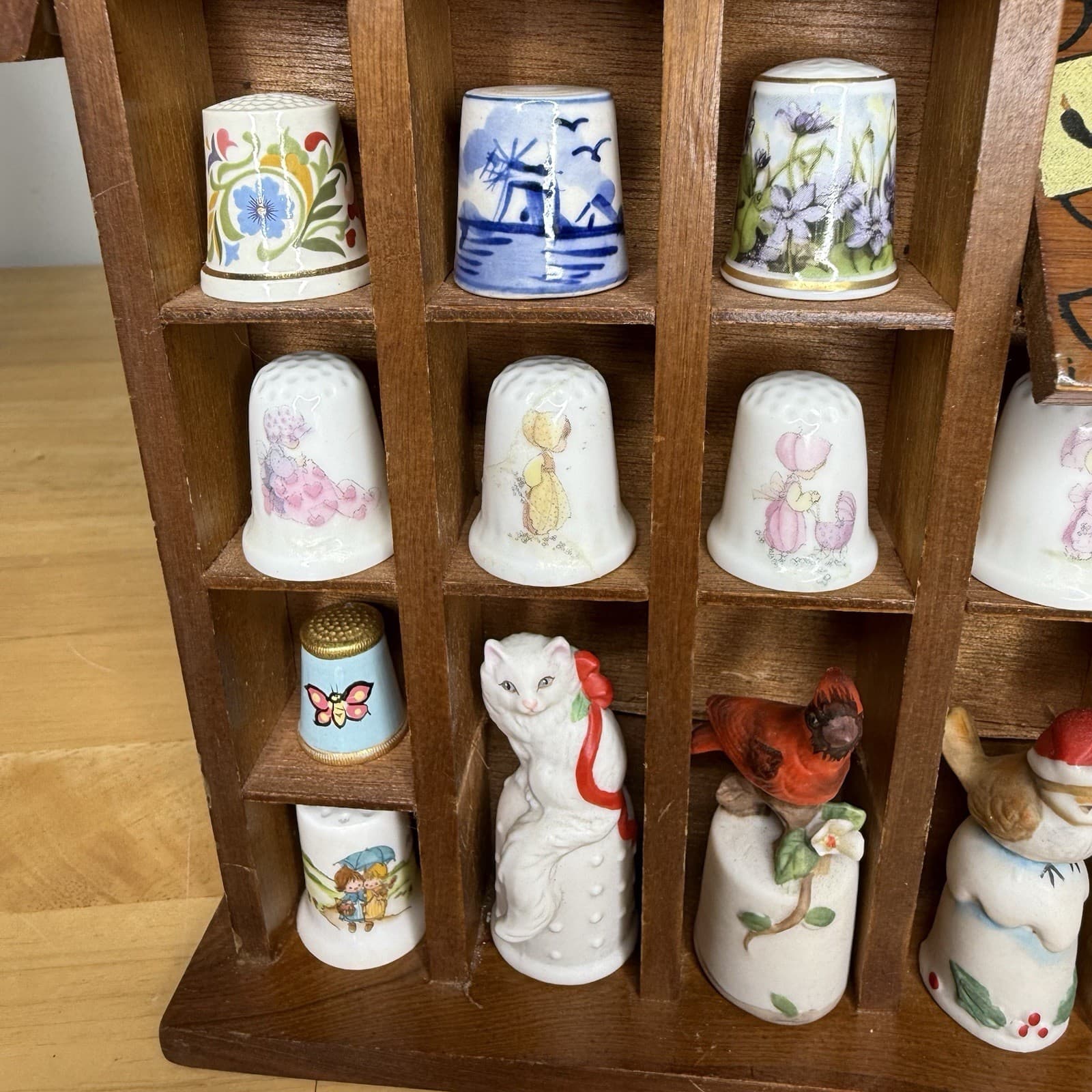 1979 Enesco Thimbleville Wood Thimble Display Case w/ Thimbles Kitschy RARE READ 3
