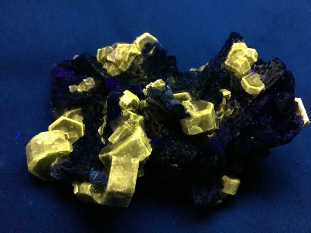 KB: FANTASTIC! SW FL. YELLOW FLUORAPATITE XLS. ON MATRIX FROM PORTUGAL