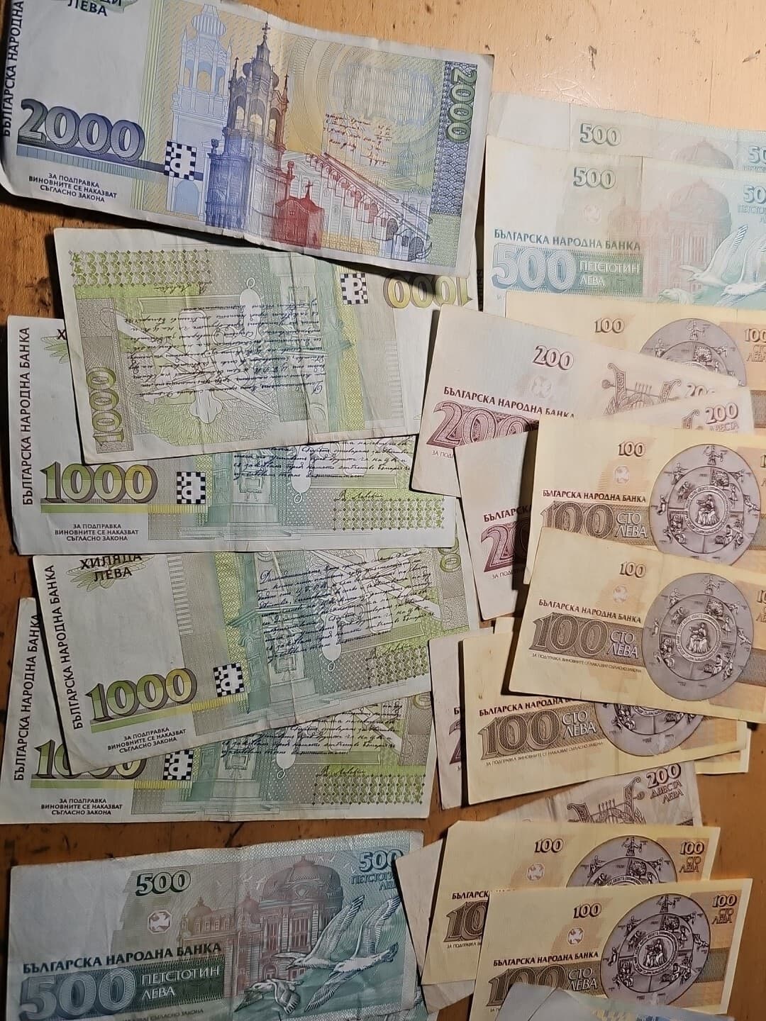 27 x Old Bulgarian notes  2000lv , 4 x 1000 leva 6 x 500 Lv, 5 x 200lv, 7x 100L 4