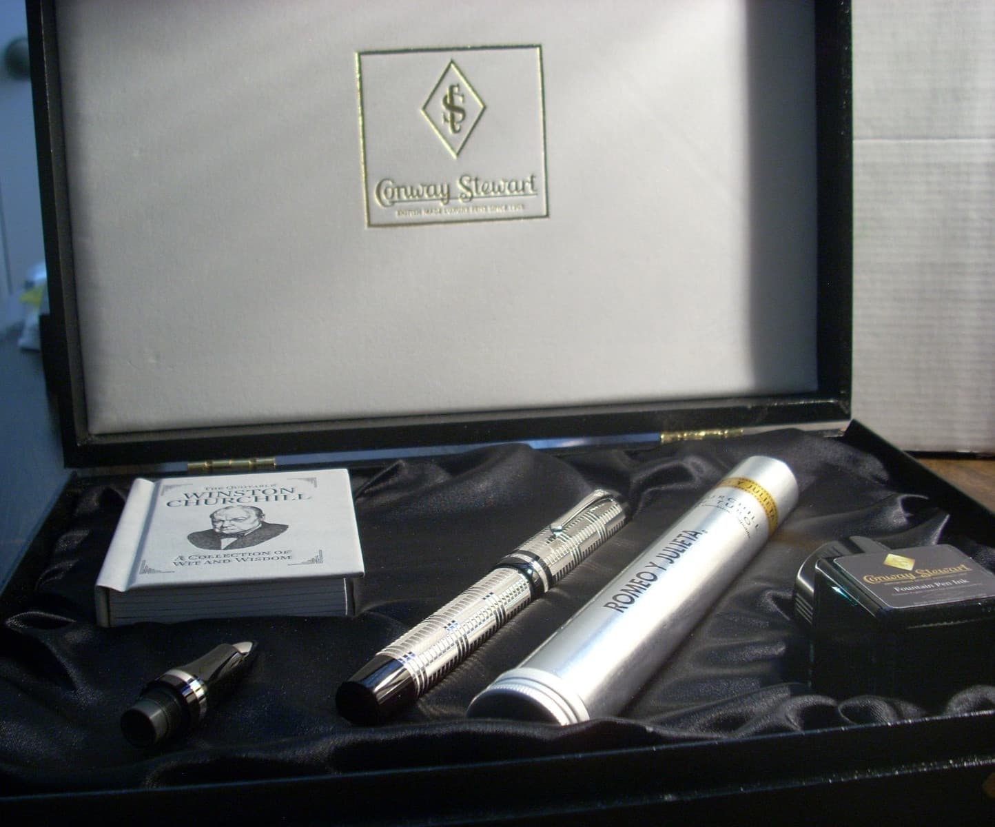 CONWAY STEWART - RIKILL CHURCHILL FOUNTAIN PEN - LIMITED EDITION