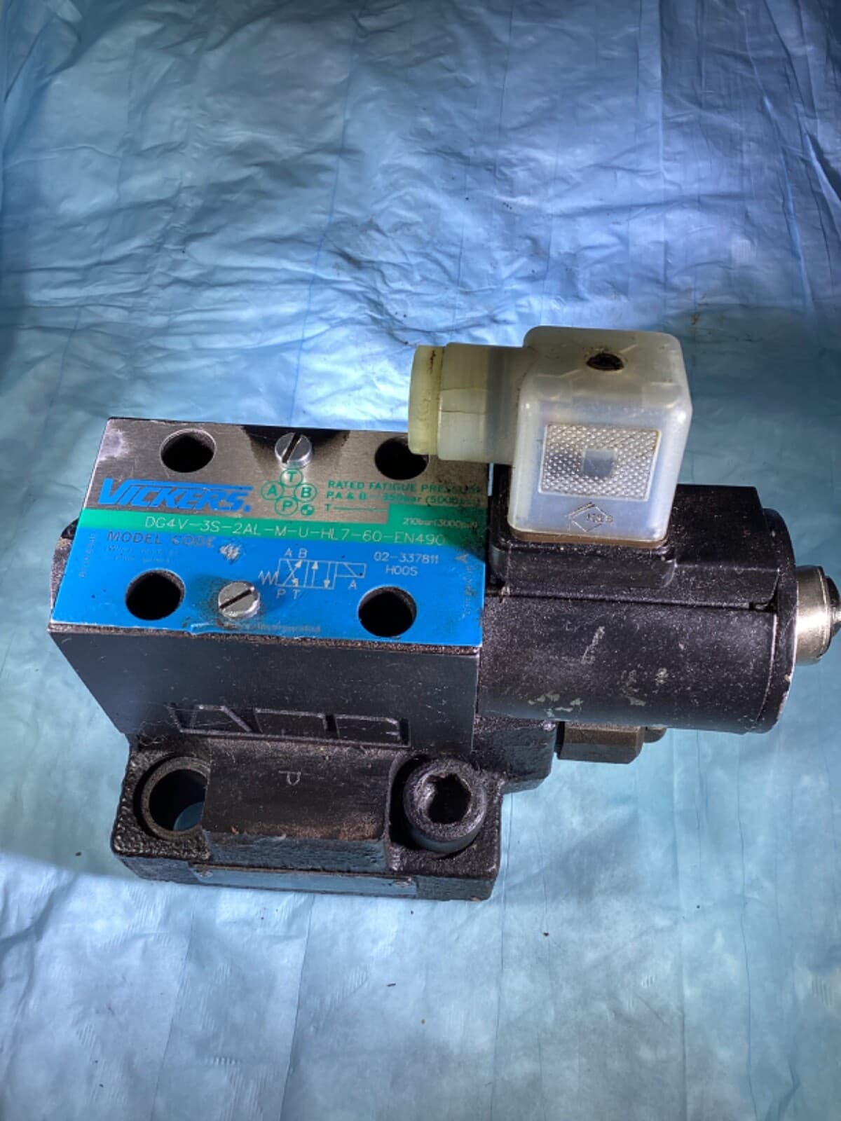 VICKERS Directional Valve DG4V-3S-2AL-M-U-HL7-60-EN490 Used