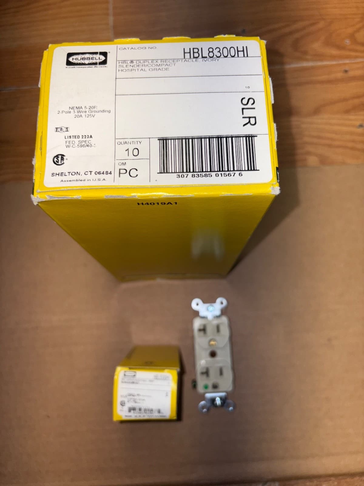 10 NEW HUBBELL HBL8300HI HOSPITAL GRADE IVORY DUPLEX RECEPTACLES 20 AMP 125V S9