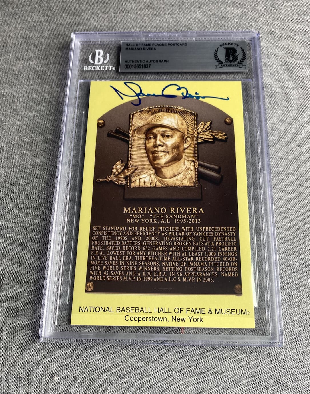 NEW YORK YANKEES- MARIANO RIVERA AUTOGRAPH HALL OF FAME PLAQUE CARD BECKETT SLAB