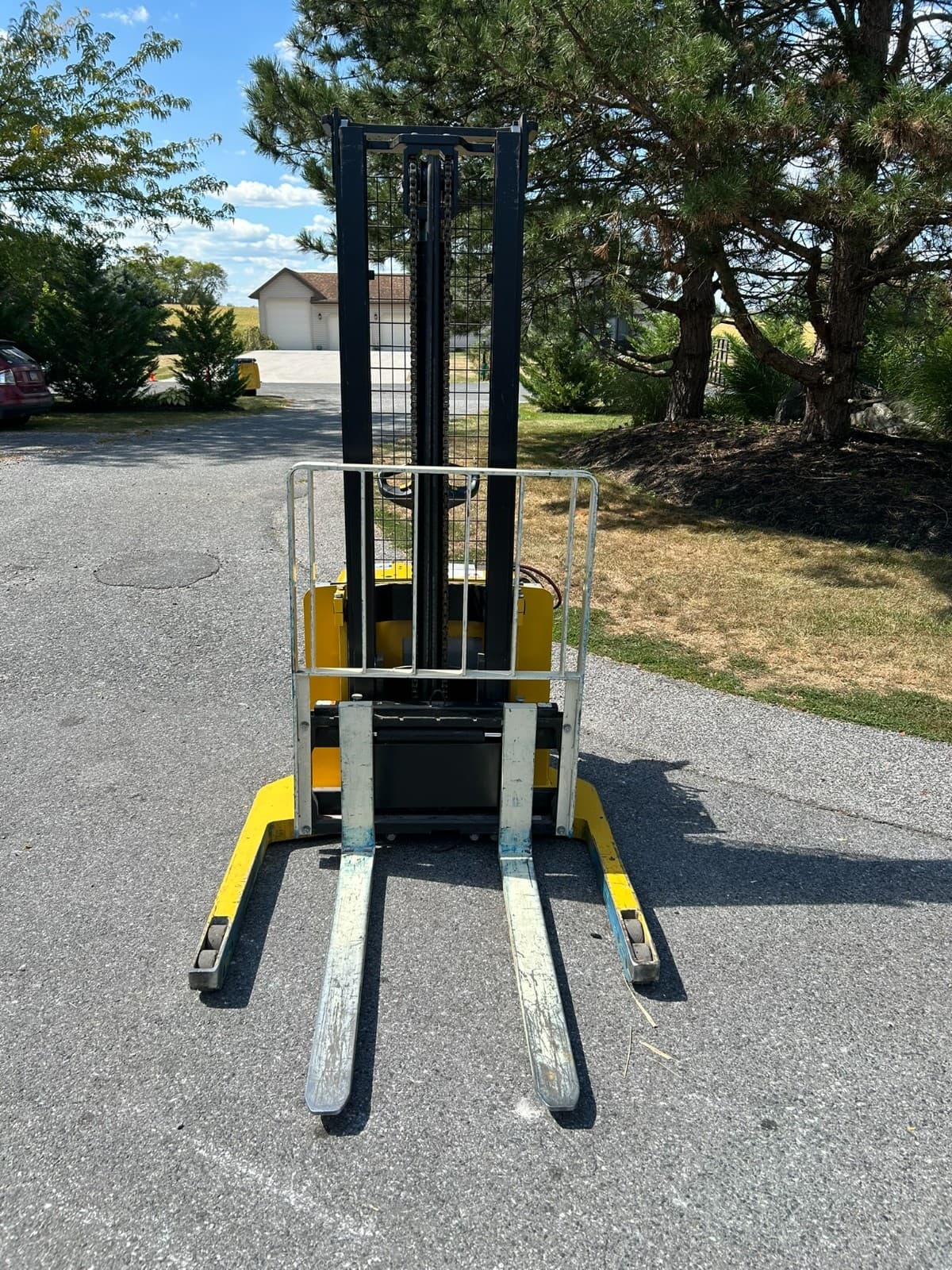 Yale MSW040SFN – 4,000 lb Electric Walkie Straddle Stacker 24v Refurbished