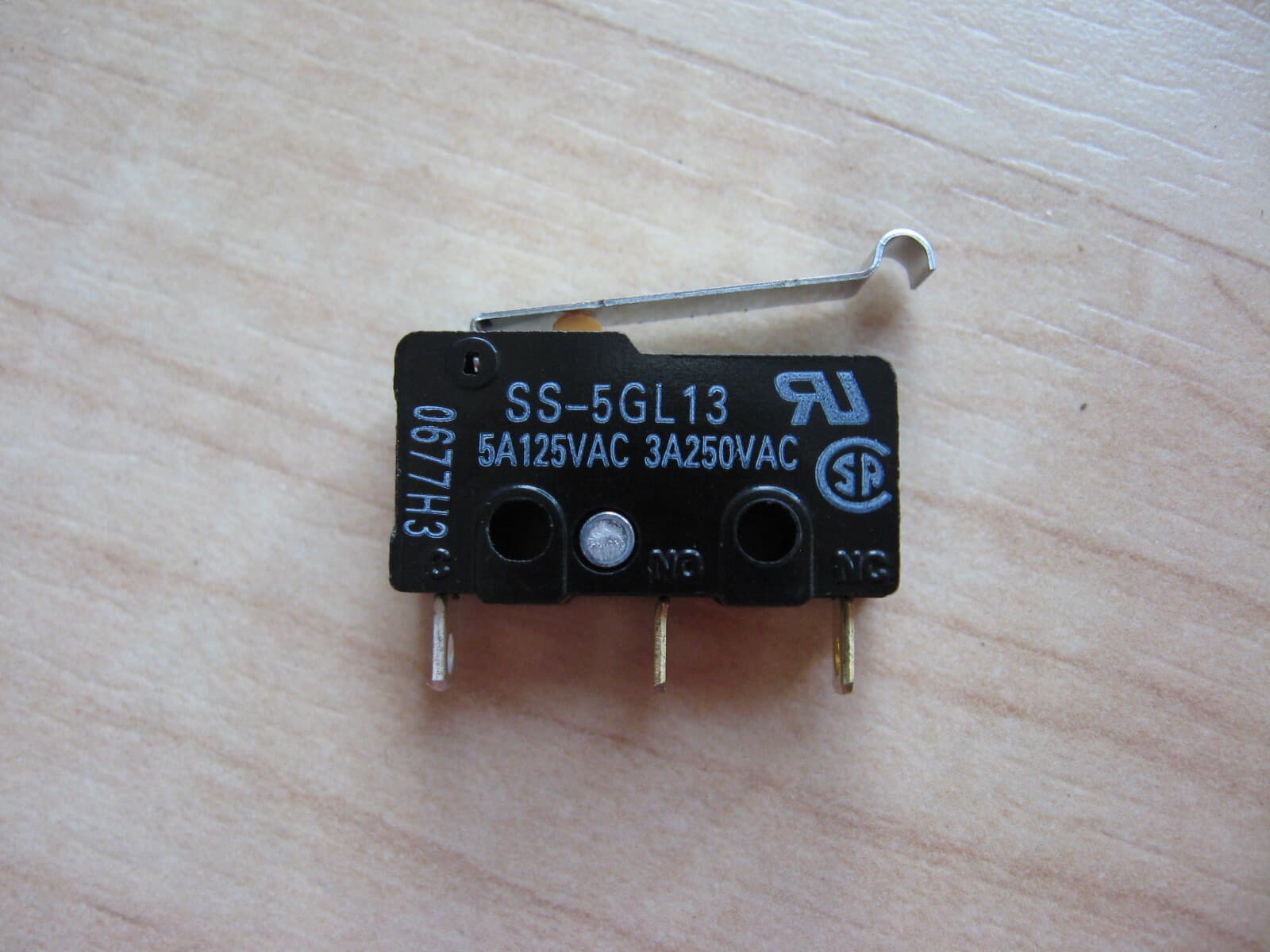 Omron Micro Limit Switch SS-5GL13 with Curved Tip Lever 5A 125VAC #E66AA