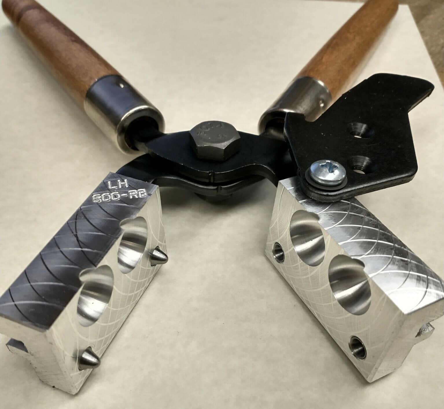 LEE 2 Cavity Round Ball Mold 90975 .600 Diameter Round Ball 325 Gr FAST SHIPPING