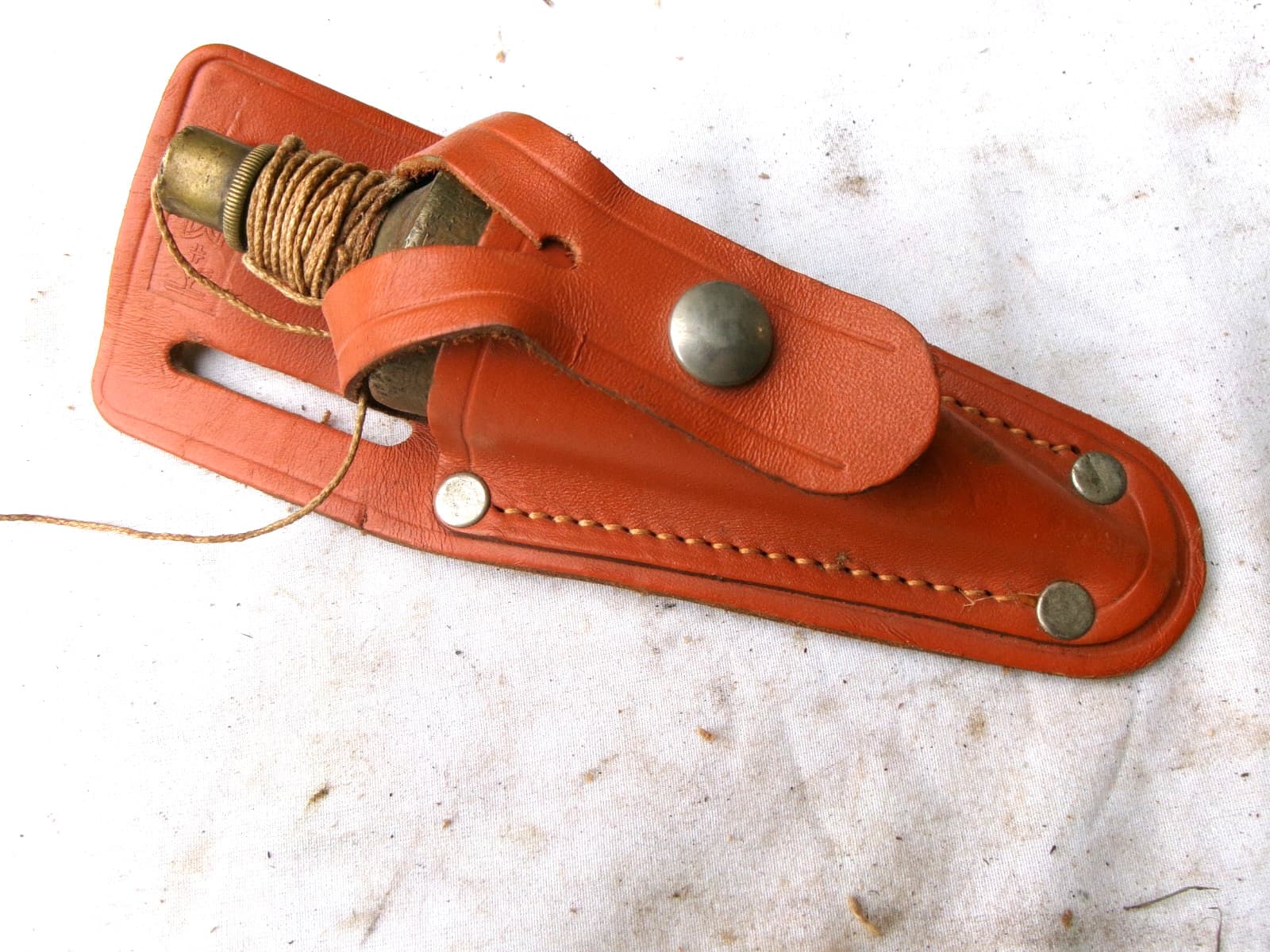 VINTAGE 16 OZ. PLUMB BOB IN K&E LEATHER CASE