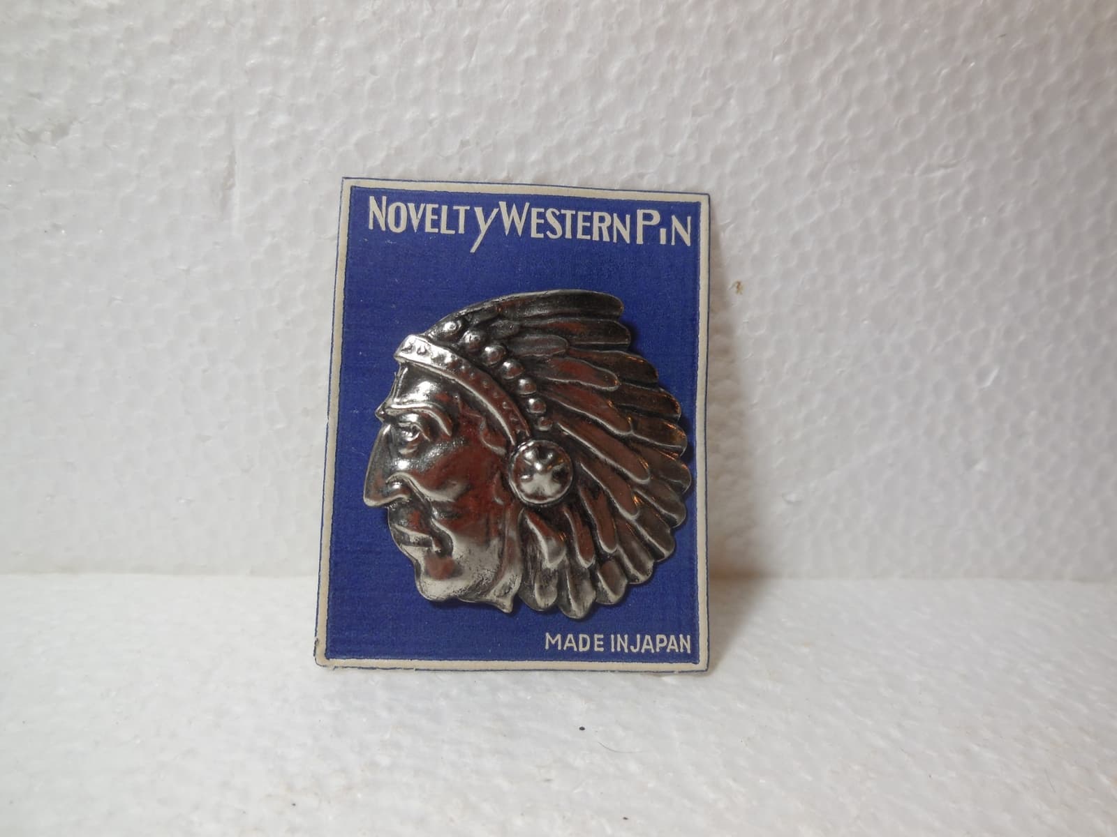 A VINTAGE INDIAN IN HEADDRESS NOVELTY WESTERN PIN MADE IN JAPAN NOS