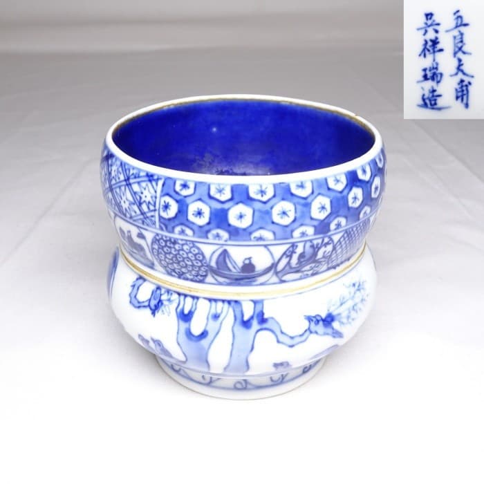 B0674: Japanese fine blue-and-white porcelain incense burner of popular SHONZUI