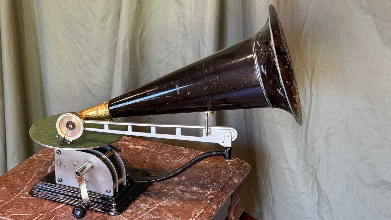 Columbia AU Phonograph