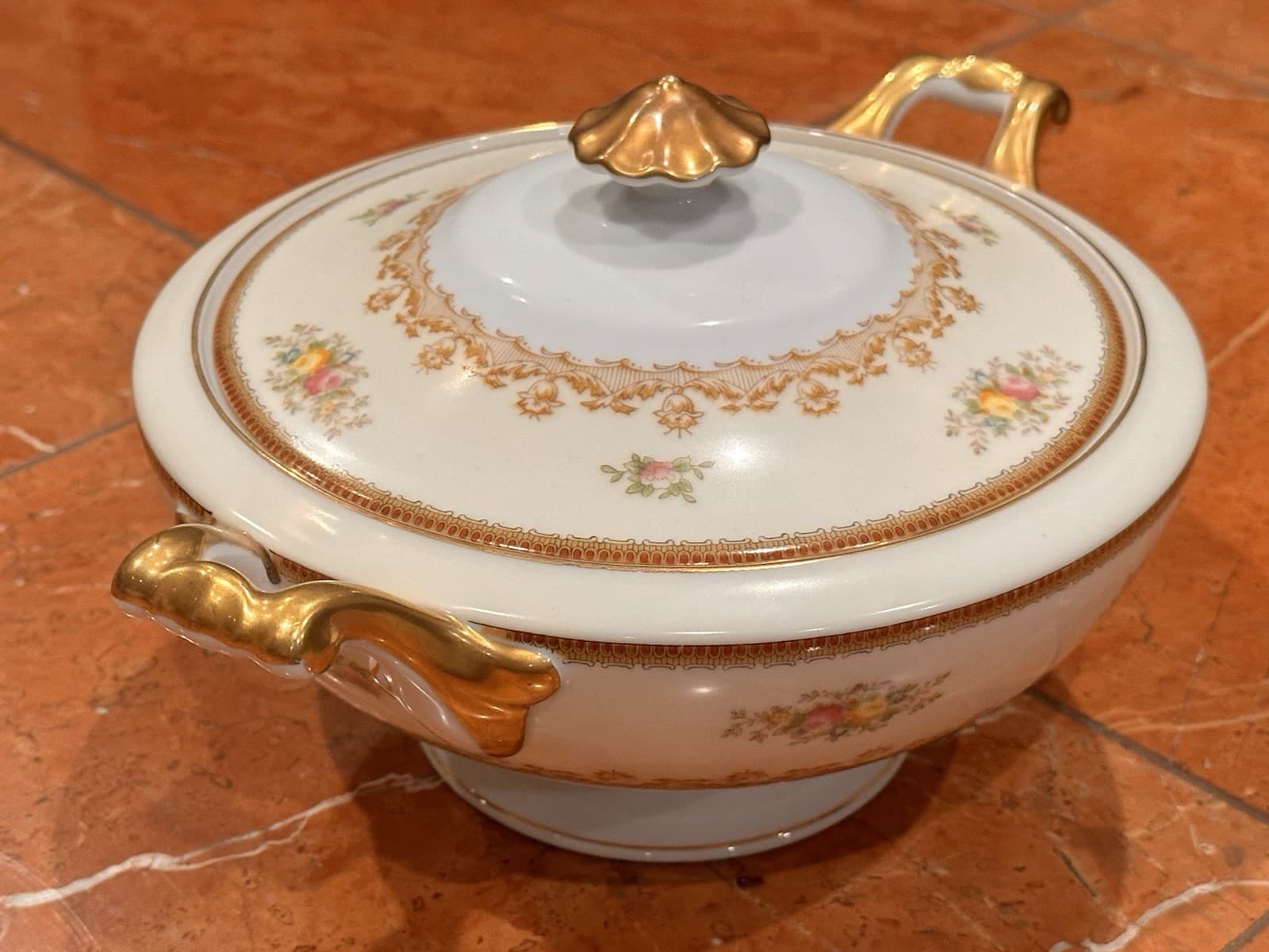 F&B MEITO JAPAN NASSAU PINK BLUE FLORAL CASSEROLE DISH WITH LID GOLD EUC