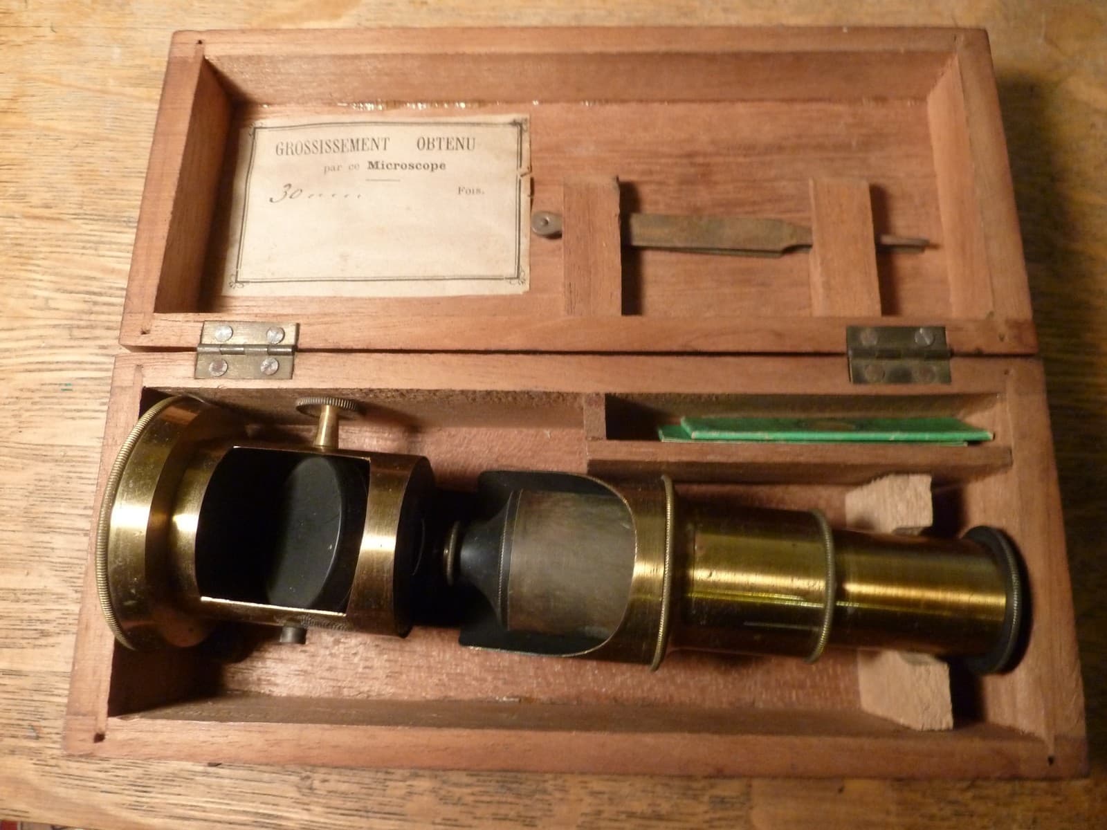Antique French Field Microscope Grossissement Obtenu 30 Fois w/tweezers, 2 Slide