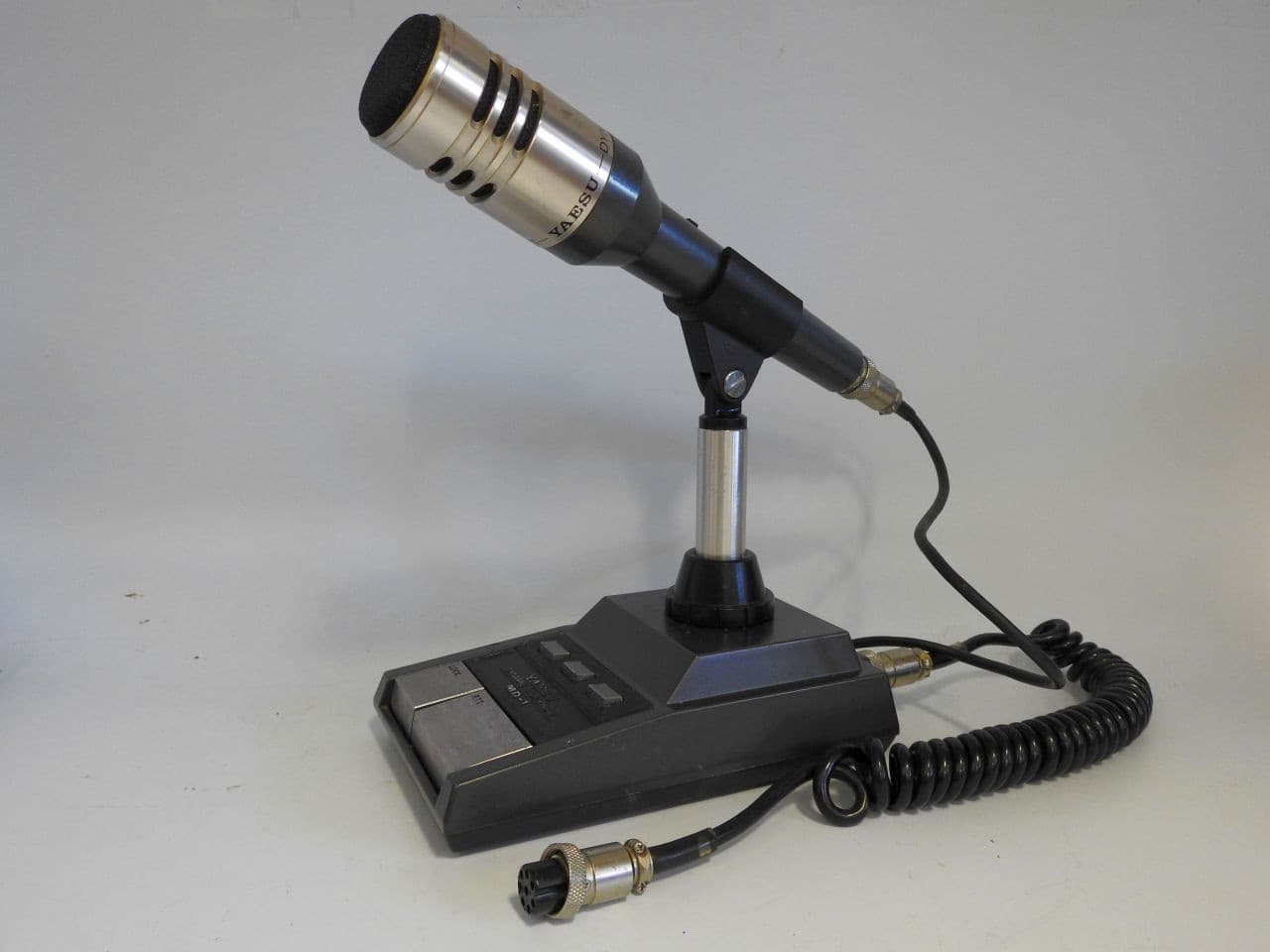 GOOD CONDITION YAESU MODEL MD-1 B8 DUAL IMPEDANCE DYNAMIC DESK MICROPHONE