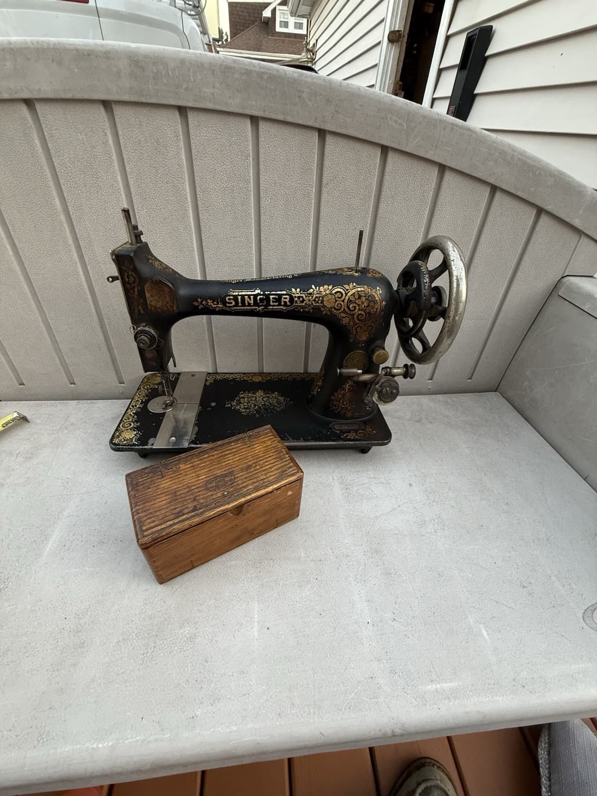 Antique 1901 Singer Model 27 Treadle Sewing Machine Head. Serial L677944