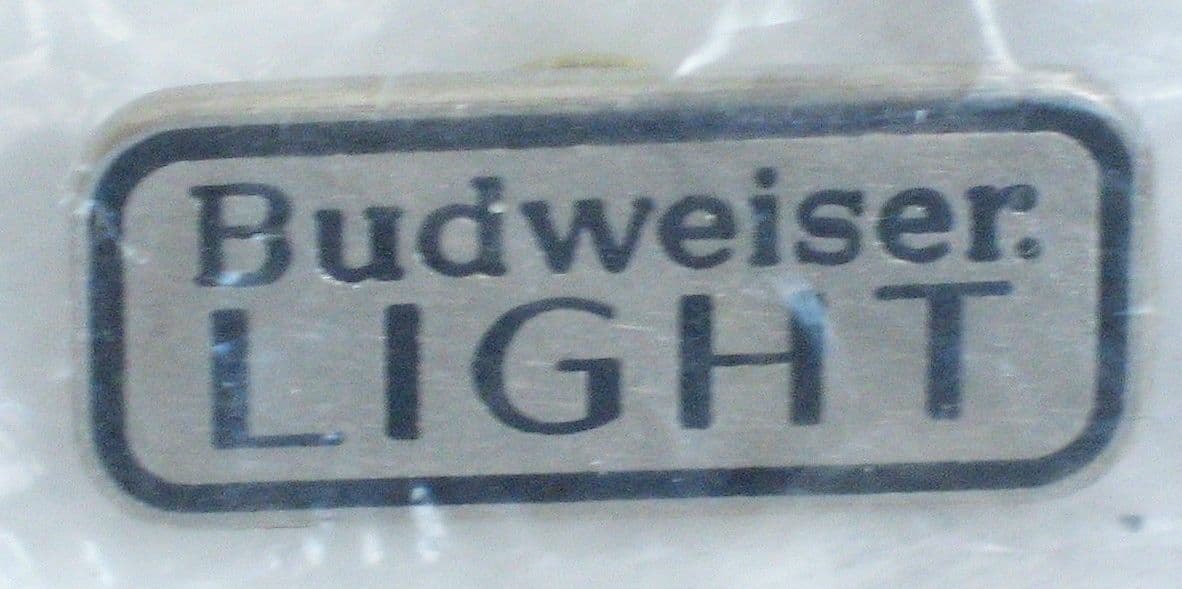 OLDER BUDWEISER LIGHT BEER 🍺 PIN BADGE METAL NEW SEALED IN ORIGINAL PACKAGE NOS