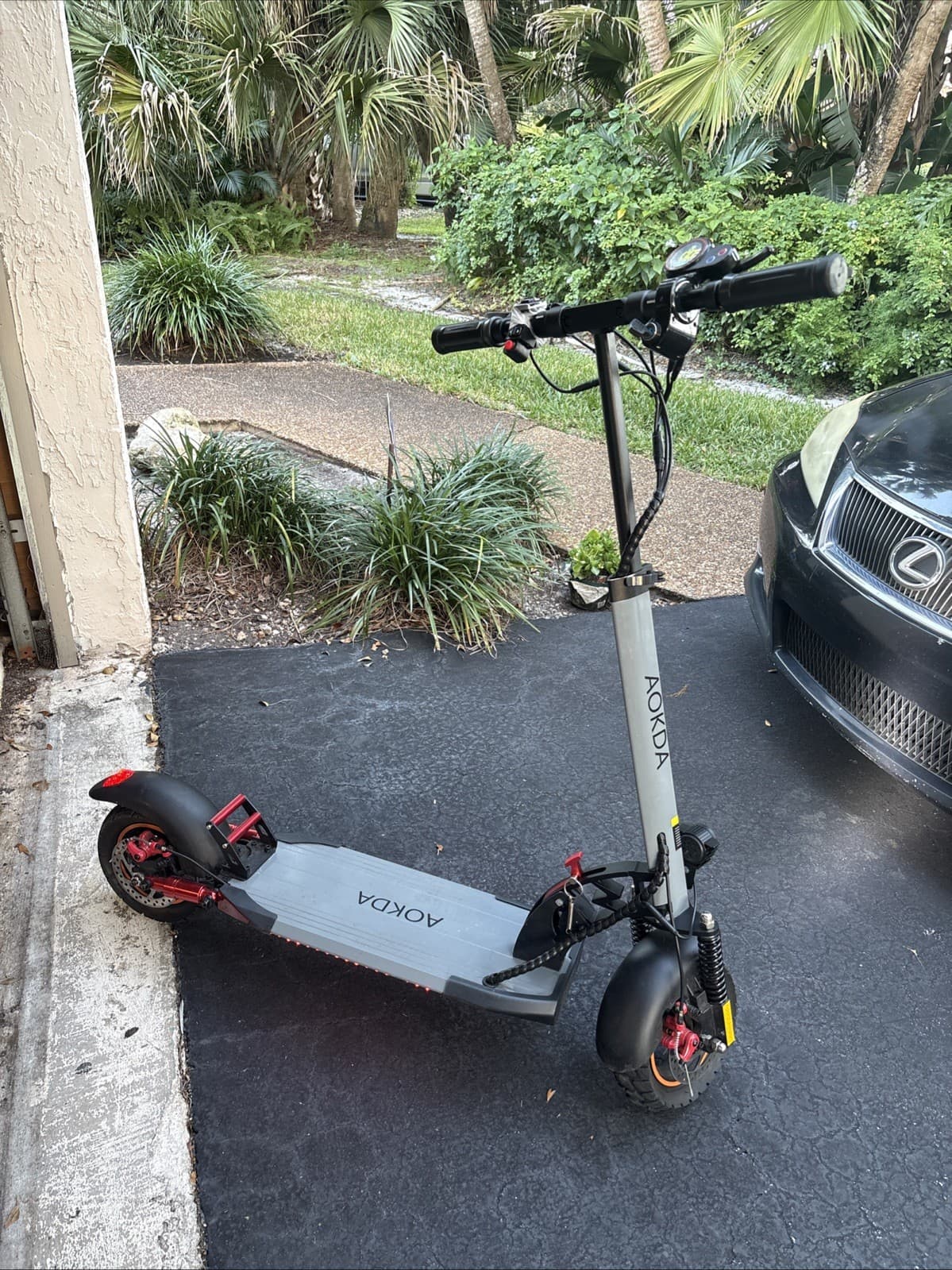 AOKDA Electric Scooter 1000W 30mph. Great Condition However back tire is flat.
