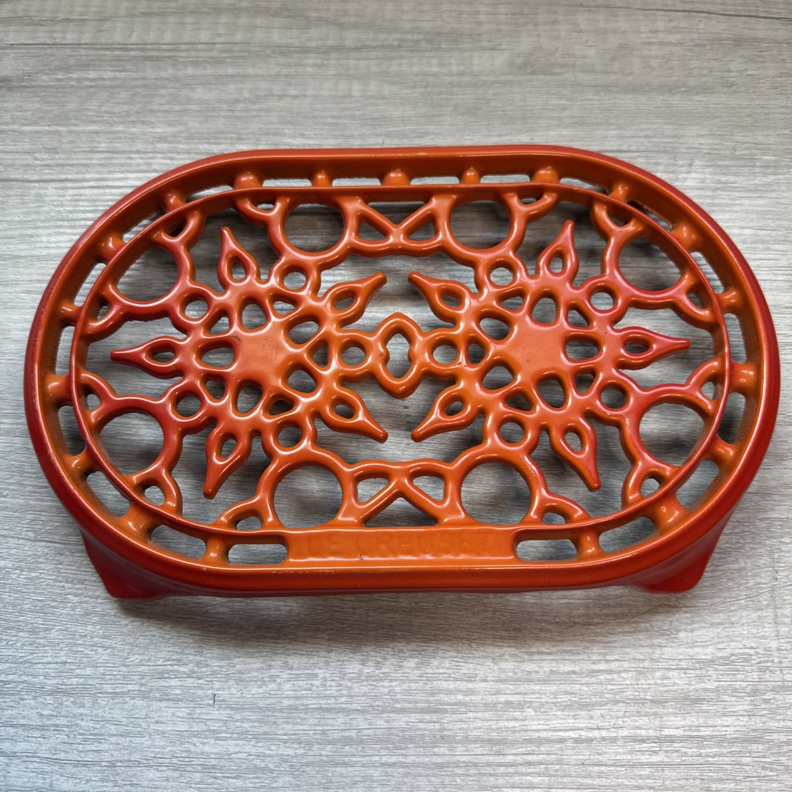 Le Creuset Trivet Oval Hombre Large Excellent Used 10.7” double Cast Iron
