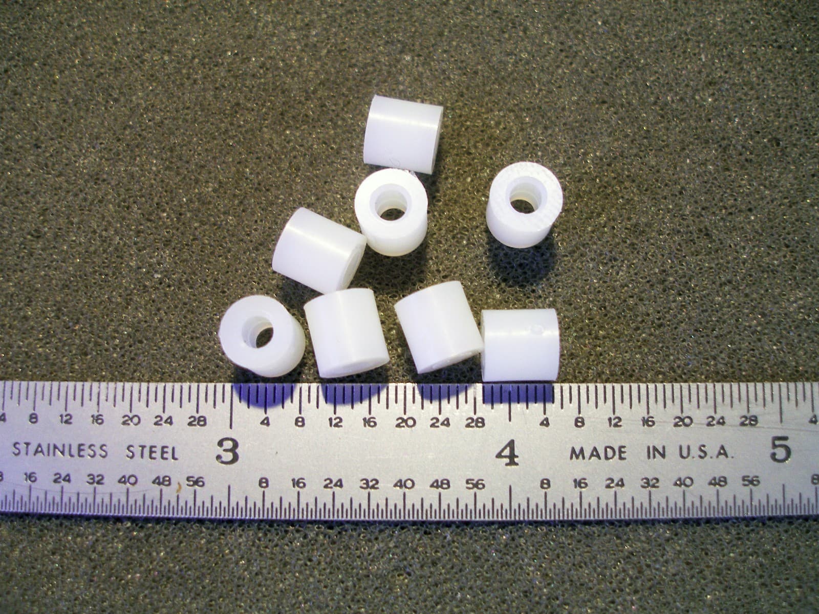 NYLON SPACERS 1/4" ROUND #4 HOLE 1/4" LONG - 50 pcs