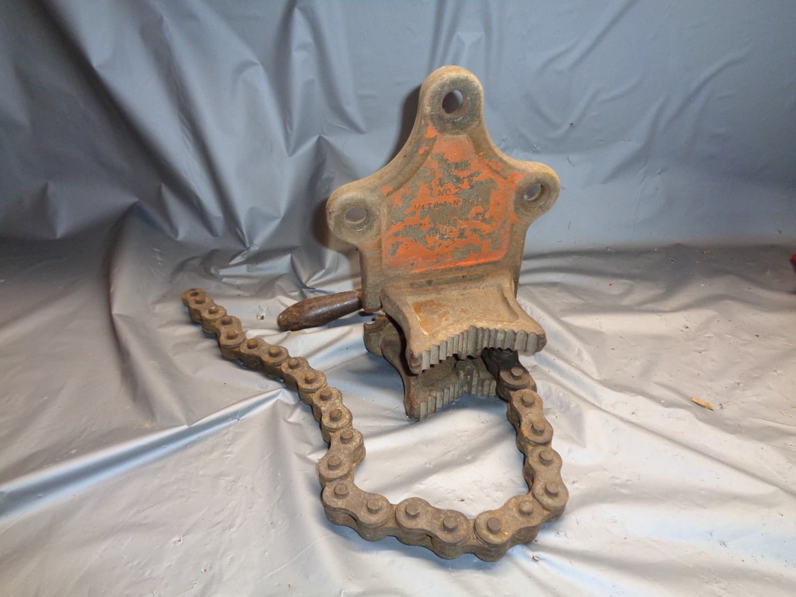 VULCAN No. 2 Bench Mount Chain Pipe Vise - ¼" to 4" Pipe Capacity