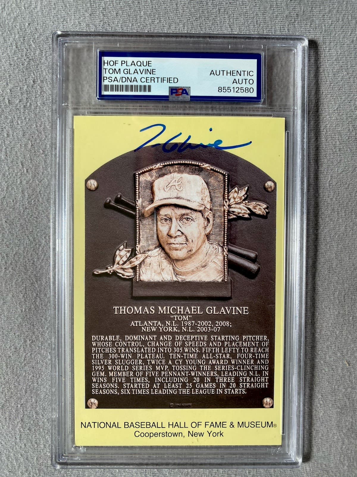 ATLANTA BRAVES- TOM GLAVINE AUTOGRAPH HALL OF FAME PLAQUE CARD PSA SLAB COA 580