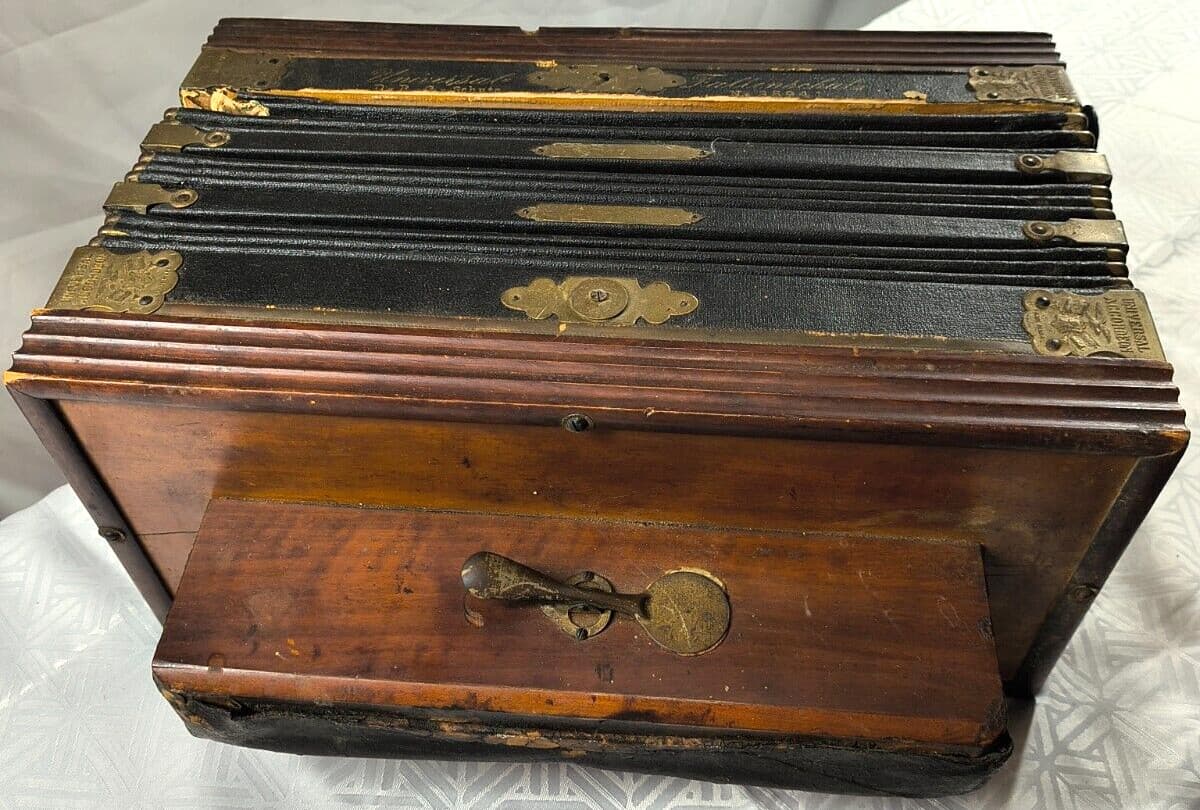 Antique UNIVERSAL ACCORDIAN - German "THE PITZSCHLER" NO 35941 D.R.G. SCHUTZ