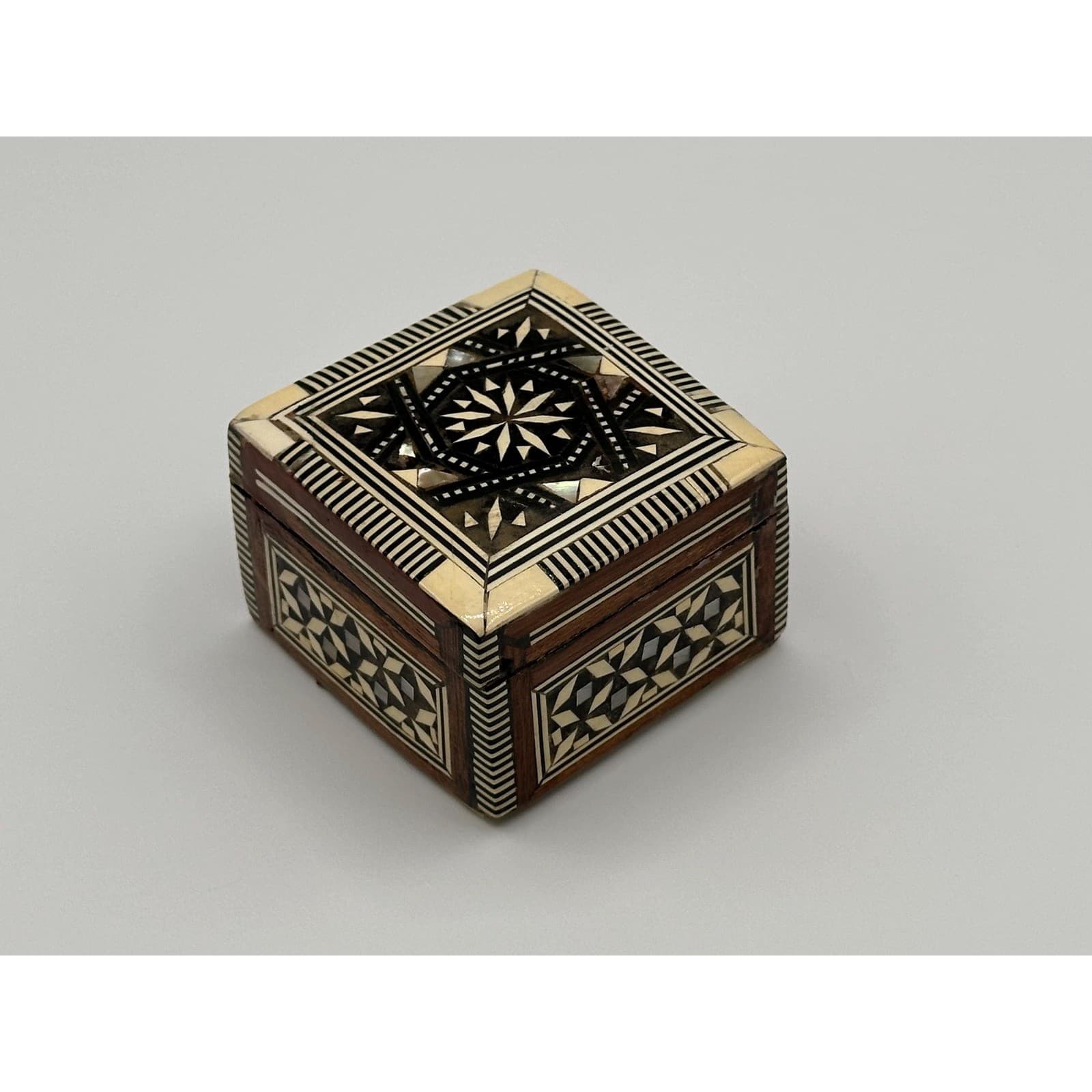 Geometric Marquetry Jewelry Box – Handcrafted Wooden Inlay Trinket Keepsake
