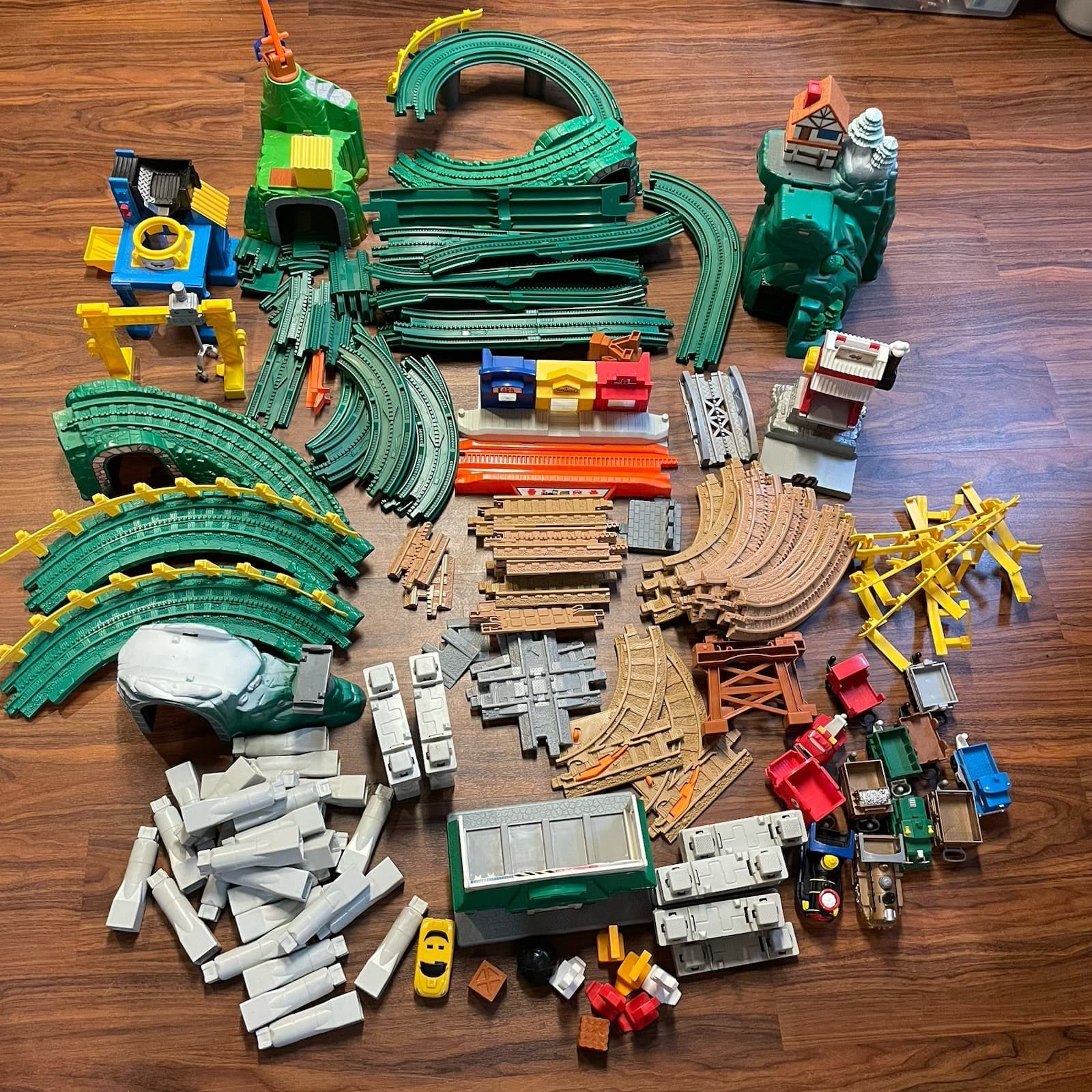 Fisher-Price GeoTrax Large Lot Train Set Cars Buildings Tracks Accessories