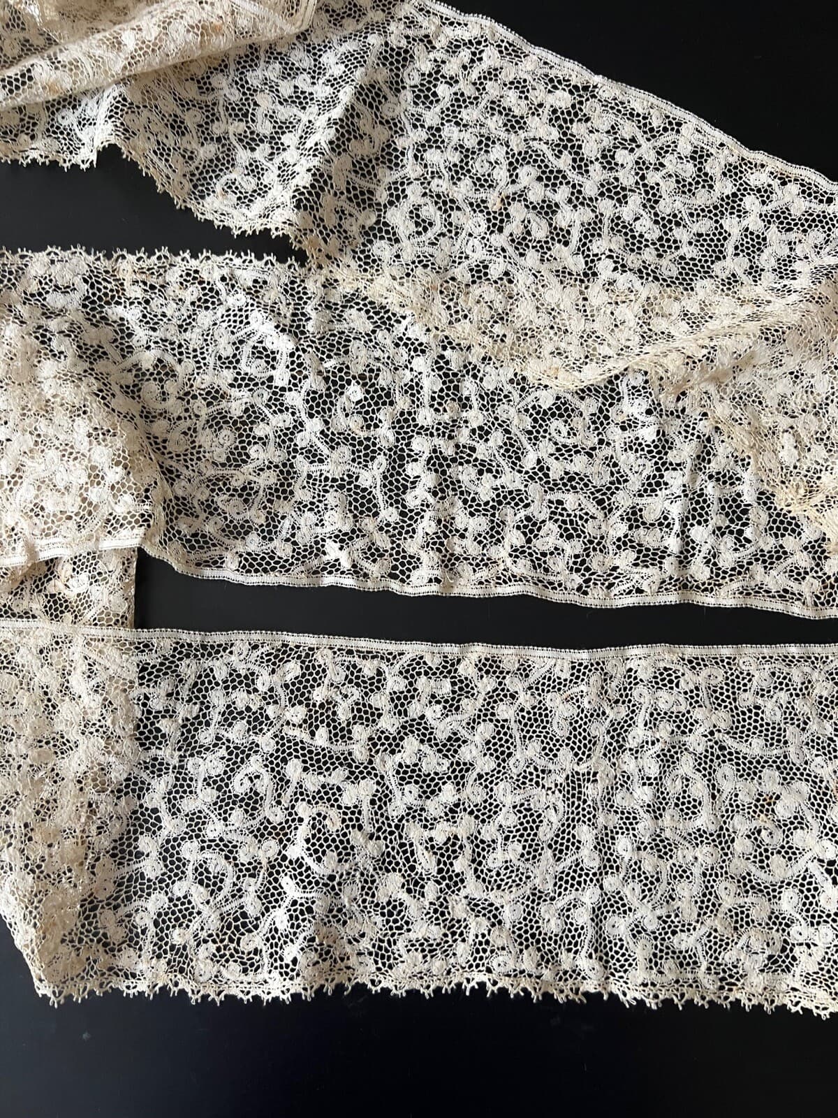 ANTIQUE LACE - CIRCA 18THC. FLEMISH LACE BORDER