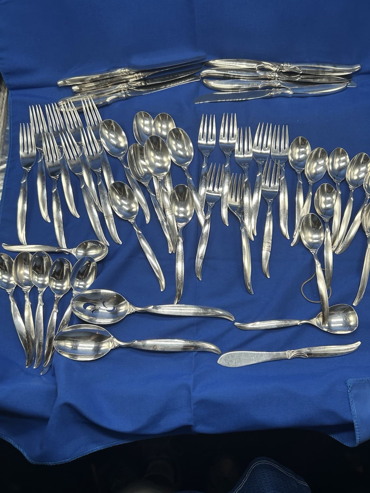 Rogers Bros FLAIR Silverware Flatware cutlery Complete Set For 8, inc 2 servers