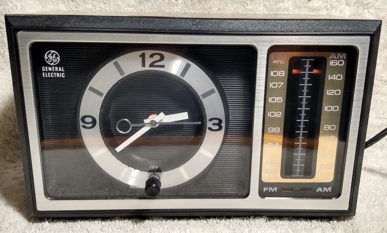 Vintage Working General Electric AM/FM Clock Radio Model 7-4501 B - Walnut Grain