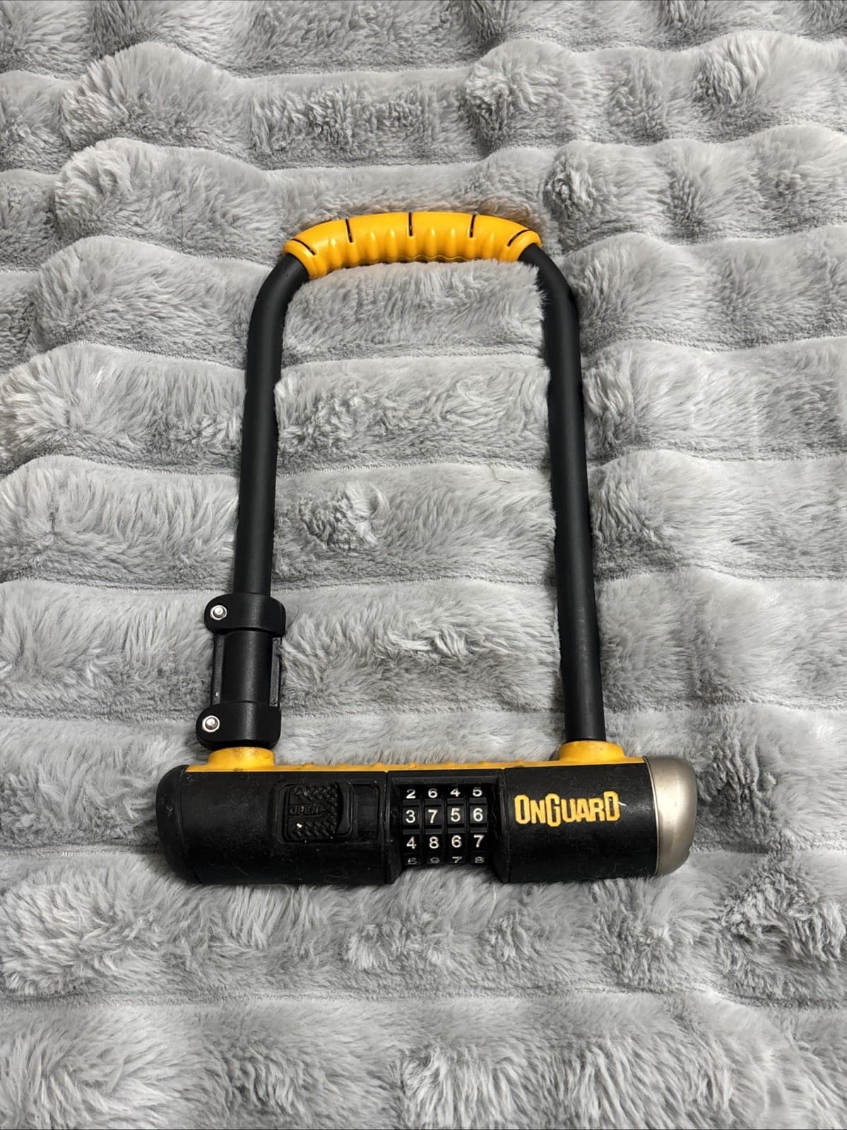 OnGuard Bulldog 8010C Combination U-Lock with Carry Bracket