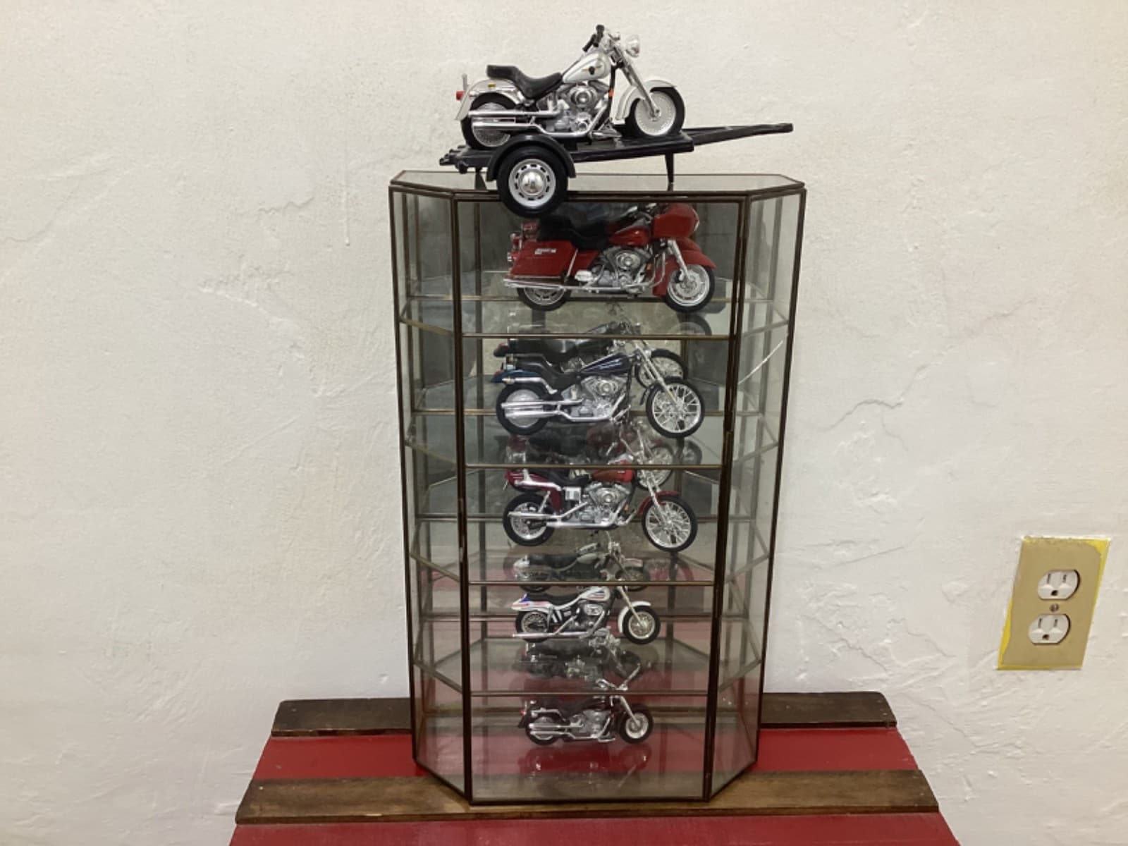 6 MAISTO HARLEY DAVIDSON 1:18 SCALE MOTORCYCLES ( Case NOT Included )