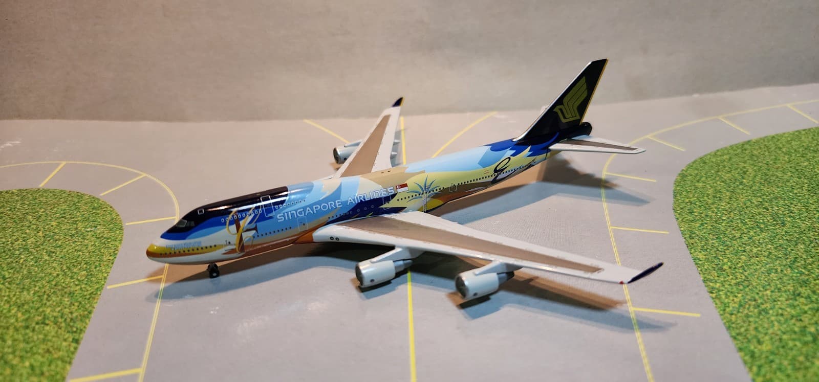 SJSIA037 SINGAPORE "TROPICAL" 747-400 (REG 9V-SPK) 1:500 SCALE DIECAST MODEL