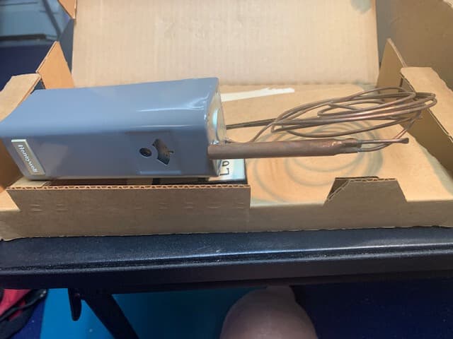 Honeywell-T6031A1011-Remote-Bulb-Refrigeration- with 15 F to 90 F setting tempe