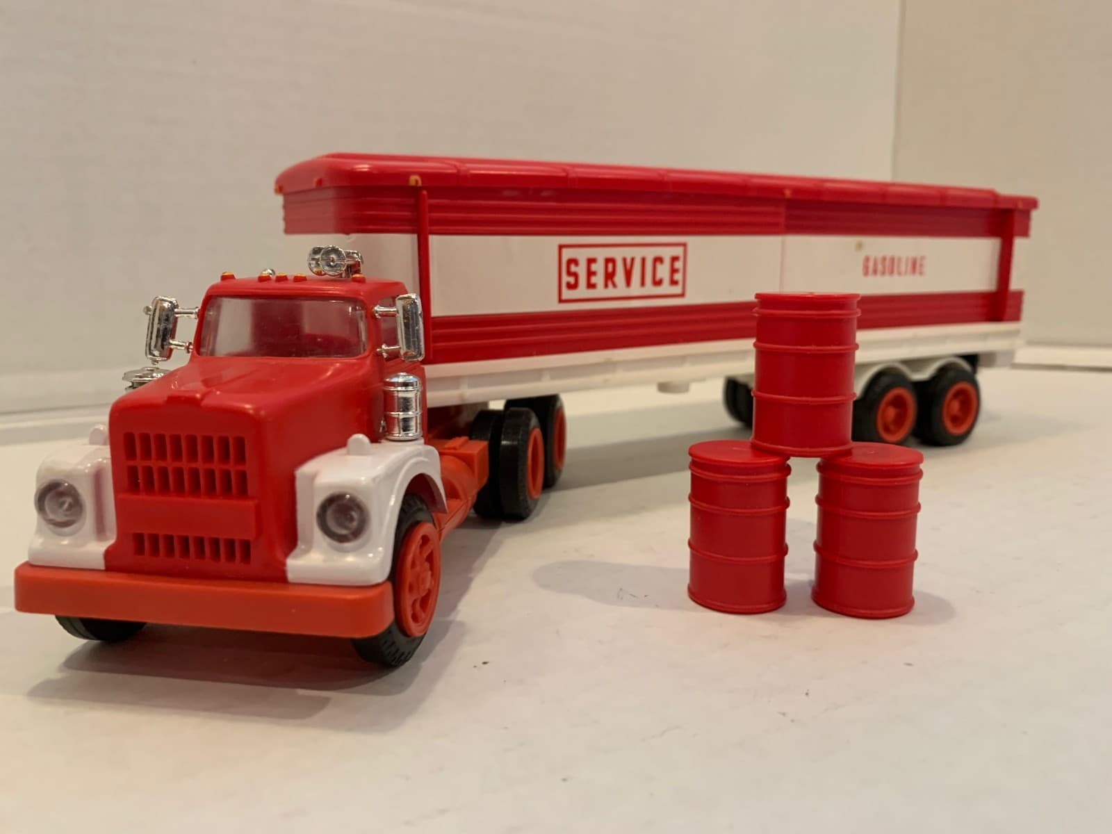 *** RARE *** SERVICE - HESS box truck with barrels