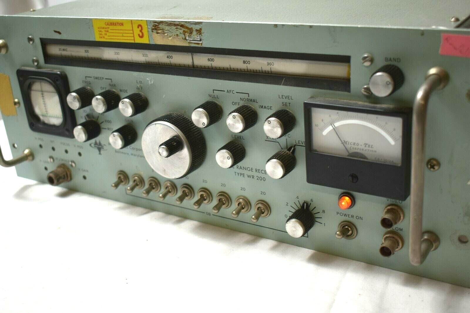 MICROTEL WIDE RANGE RECEIVER TYPE WR-200 POWERS UP KNOBS DIALS WORK
